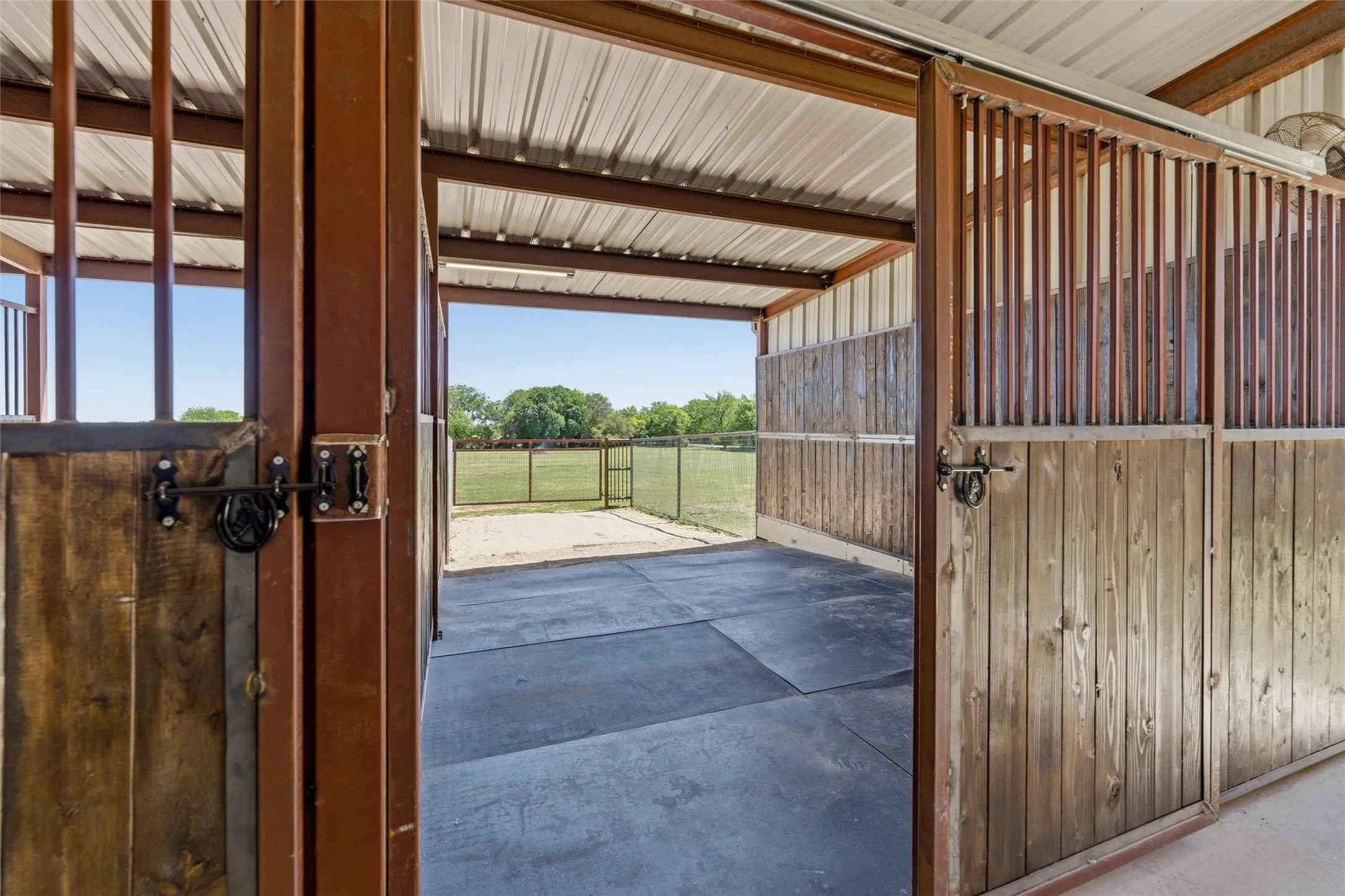 Single Family Residence For Sale in Parker County , 10106 Prather Road, Springtown, Texas 76082, 4 Bedroom, 5 Bathroom, 3 Garage spaces, 3,348 Sqft, built in 2018, mls#21369961, Real Estate Agent in Springtown, Homes For Sale in Parker county, Homes For Sale in Springtown, Realtor in Springtown Texas, Real Estate Brokerage Independent Realty Texas, Luminita Cordes Realtor