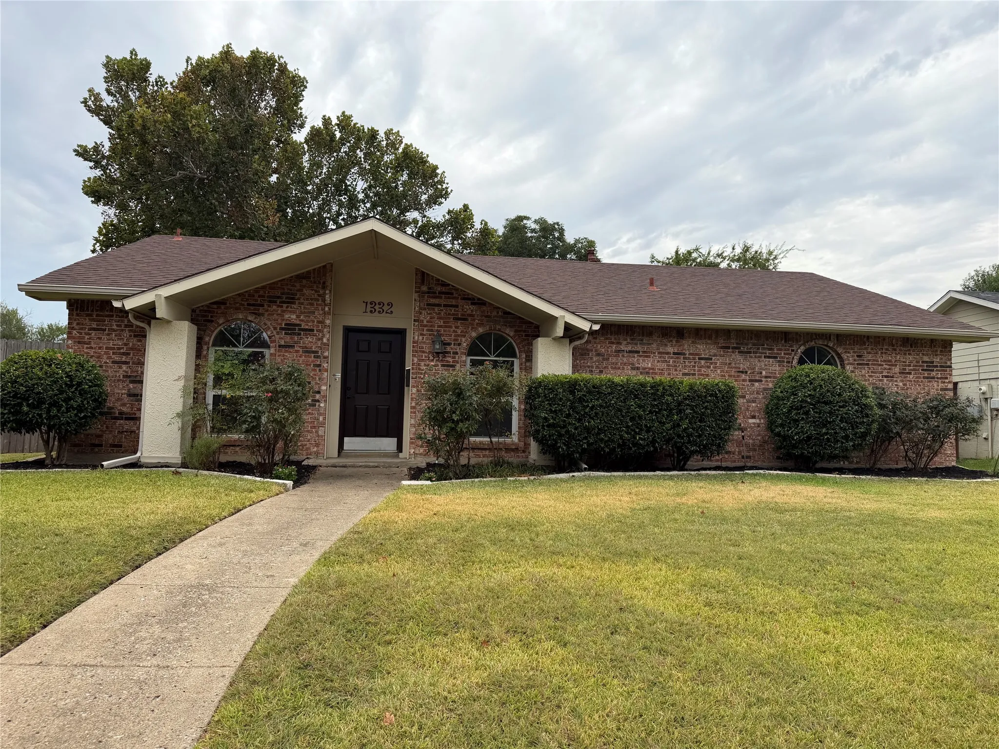 Single Family Residence For Sale in Denton County , 1332 Cherry Hill Lane, Lewisville, Texas 75067, 4 Bedroom, 2 Bathroom, 2 Garage spaces, 1,528 Sqft, built in 1972, mls#21371382, Real Estate Agent in Lewisville, Homes For Sale in Denton county, Homes For Sale in Lewisville, Realtor in Lewisville Texas, Real Estate Brokerage Independent Realty Texas, Luminita Cordes Realtor