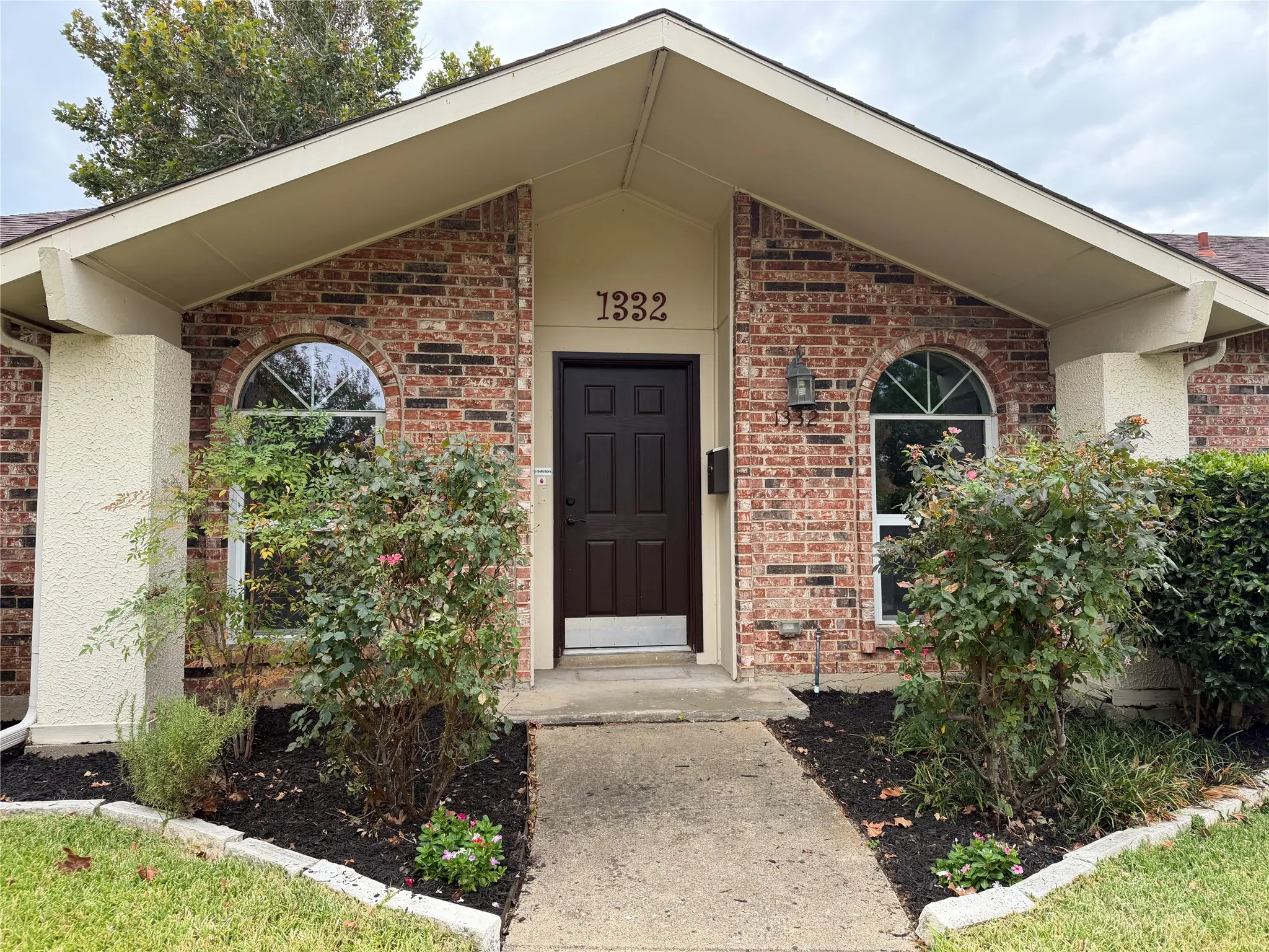 Single Family Residence For Sale in Denton County , 1332 Cherry Hill Lane, Lewisville, Texas 75067, 4 Bedroom, 2 Bathroom, 2 Garage spaces, 1,528 Sqft, built in 1972, mls#21371382, Real Estate Agent in Lewisville, Homes For Sale in Denton county, Homes For Sale in Lewisville, Realtor in Lewisville Texas, Real Estate Brokerage Independent Realty Texas, Luminita Cordes Realtor