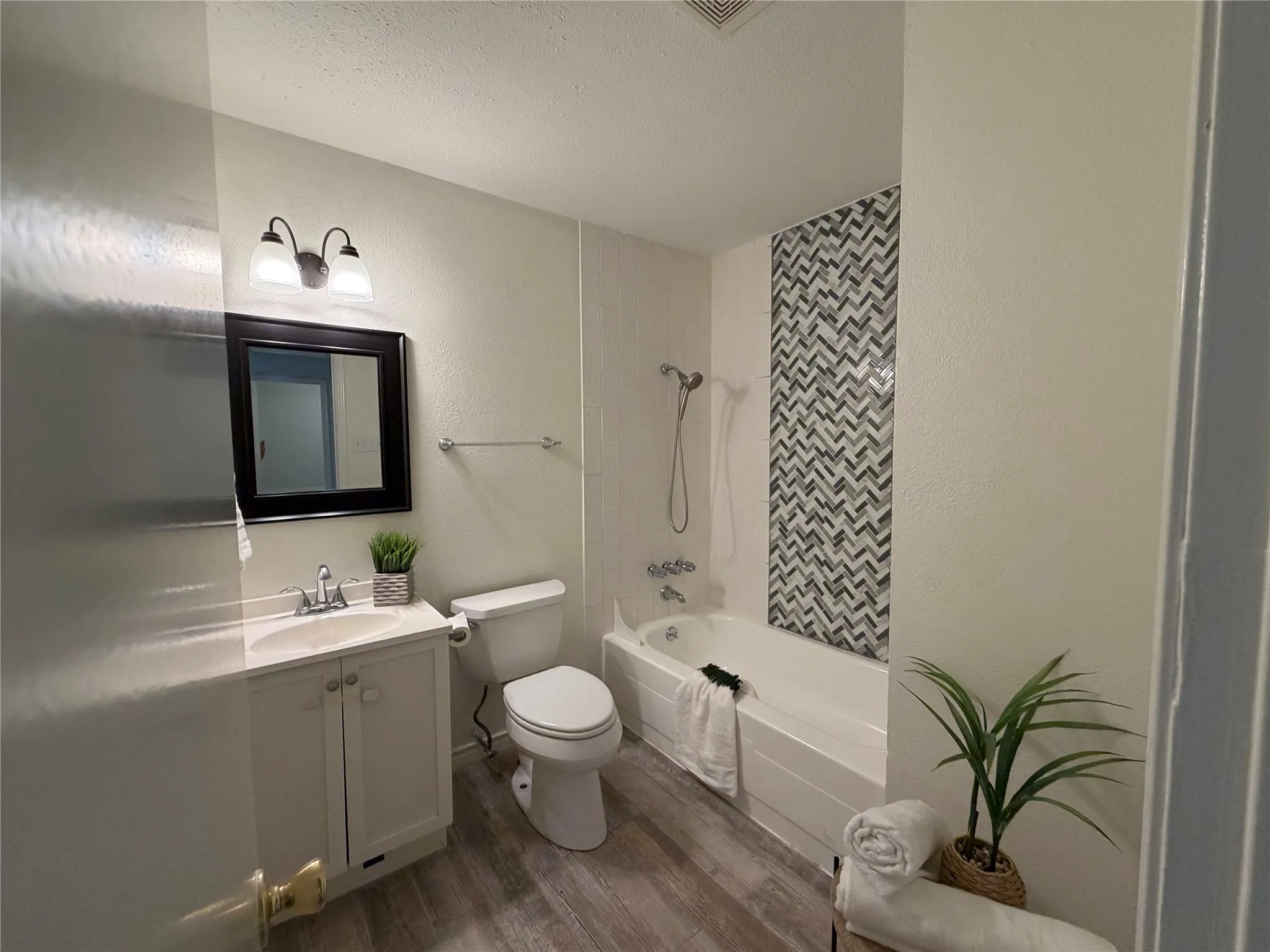 Single Family Residence For Sale in Denton County , 1332 Cherry Hill Lane, Lewisville, Texas 75067, 4 Bedroom, 2 Bathroom, 2 Garage spaces, 1,528 Sqft, built in 1972, mls#21371382, Real Estate Agent in Lewisville, Homes For Sale in Denton county, Homes For Sale in Lewisville, Realtor in Lewisville Texas, Real Estate Brokerage Independent Realty Texas, Luminita Cordes Realtor