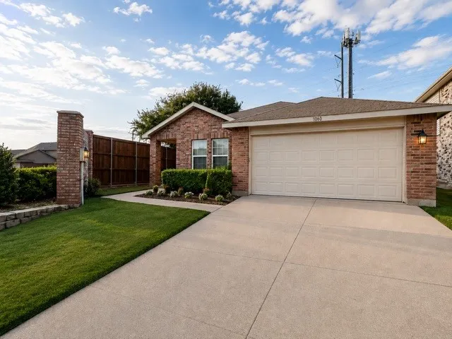 Single Family Residence For Rent in Tarrant County , 1060 Mosaic Drive, Fort Worth, Texas 76179, 3 Bedroom, 2 Bathroom, 2 Garage spaces, 1,714 Sqft, built in 2006, mls#21371438, Real Estate Agent in Fort Worth, Homes For Rent in Tarrant county, Homes For Rent in Fort Worth, Realtor in Fort Worth Texas, Real Estate Brokerage Independent Realty Texas, Luminita Cordes Realtor