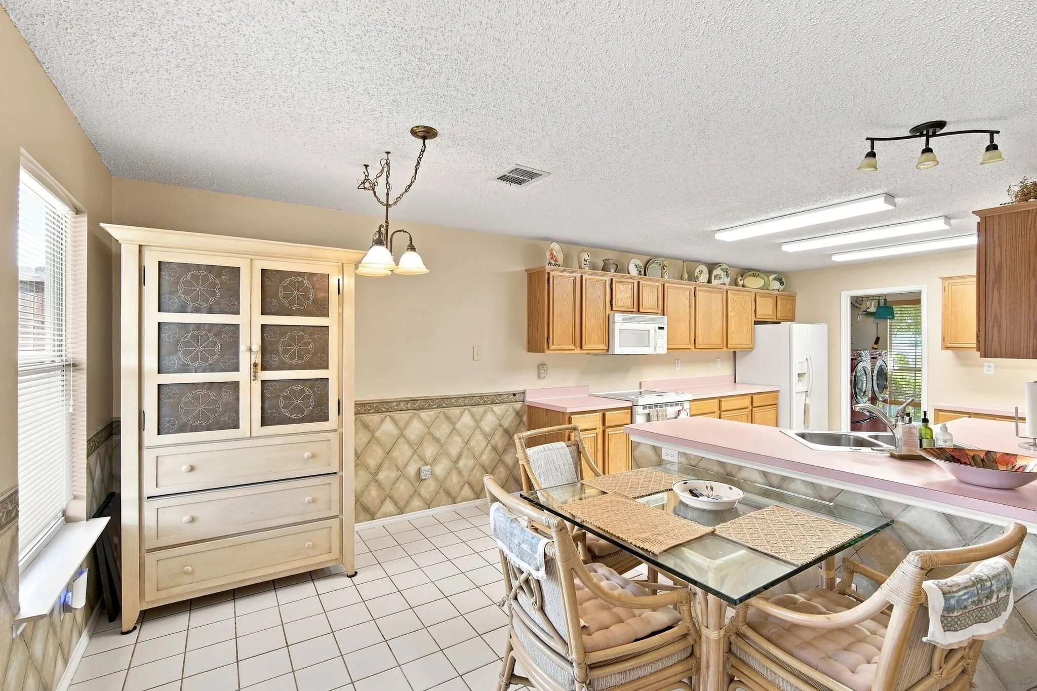 Single Family Residence For Sale in Dallas County , 212 Armstrong Drive, Cedar Hill, Texas 75104, 4 Bedroom, 3 Bathroom, 2 Garage spaces, 2,049 Sqft, built in 1995, mls#21370442, Real Estate Agent in Cedar Hill, Homes For Sale in Dallas county, Homes For Sale in Cedar Hill, Realtor in Cedar Hill Texas, Real Estate Brokerage Independent Realty Texas, Luminita Cordes Realtor
