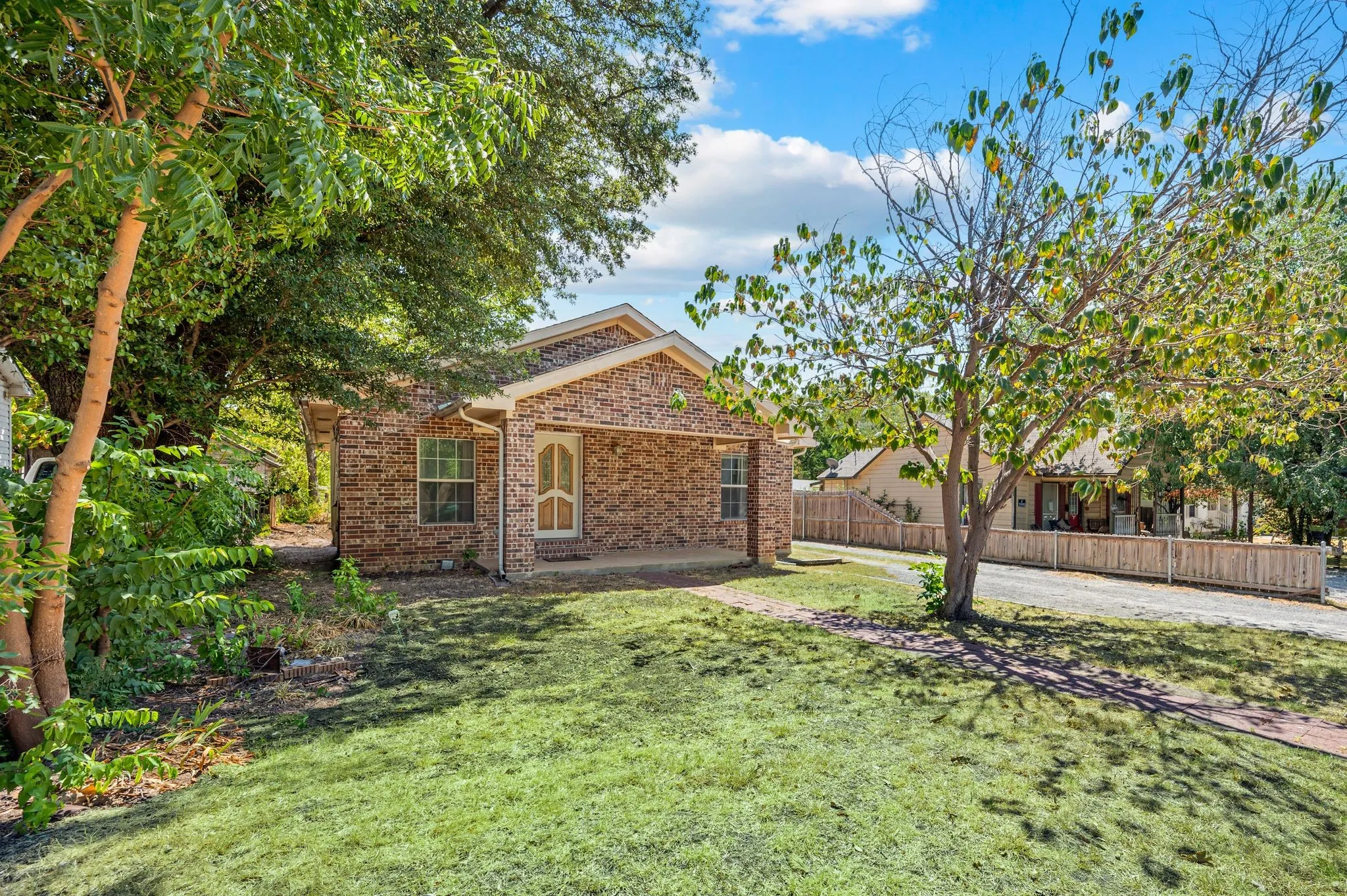 Single Family Residence For Sale in Denton County , 422 N Wood Street, Denton, Texas 76209, 2 Bedroom, 2 Bathroom, Garage spaces, 1,120 Sqft, built in 1940, mls#21313182, Real Estate Agent in Denton, Homes For Sale in Denton county, Homes For Sale in Denton, Realtor in Denton Texas, Real Estate Brokerage Independent Realty Texas, Luminita Cordes Realtor