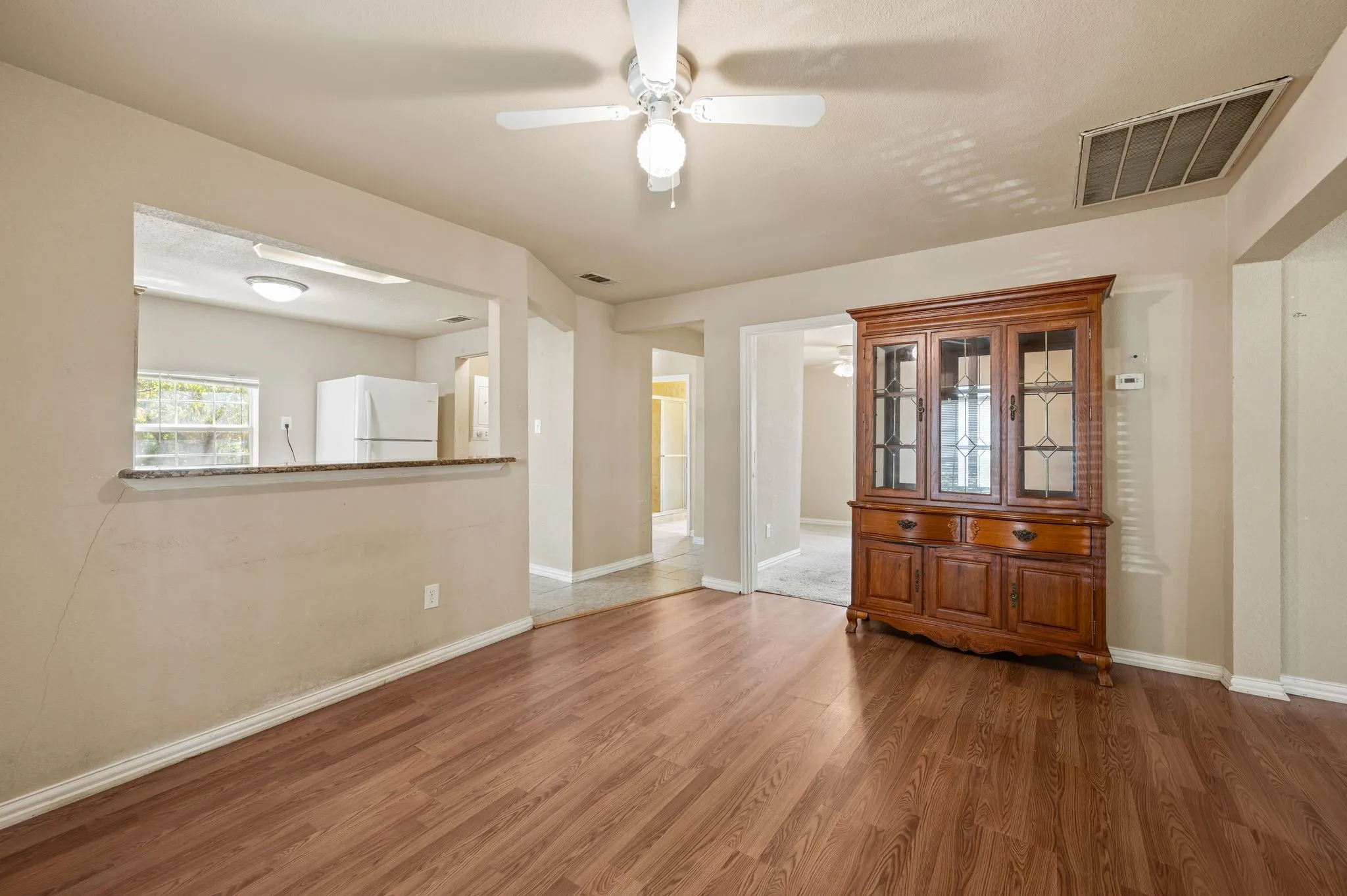 Single Family Residence For Sale in Denton County , 422 N Wood Street, Denton, Texas 76209, 2 Bedroom, 2 Bathroom, Garage spaces, 1,120 Sqft, built in 1940, mls#21313182, Real Estate Agent in Denton, Homes For Sale in Denton county, Homes For Sale in Denton, Realtor in Denton Texas, Real Estate Brokerage Independent Realty Texas, Luminita Cordes Realtor
