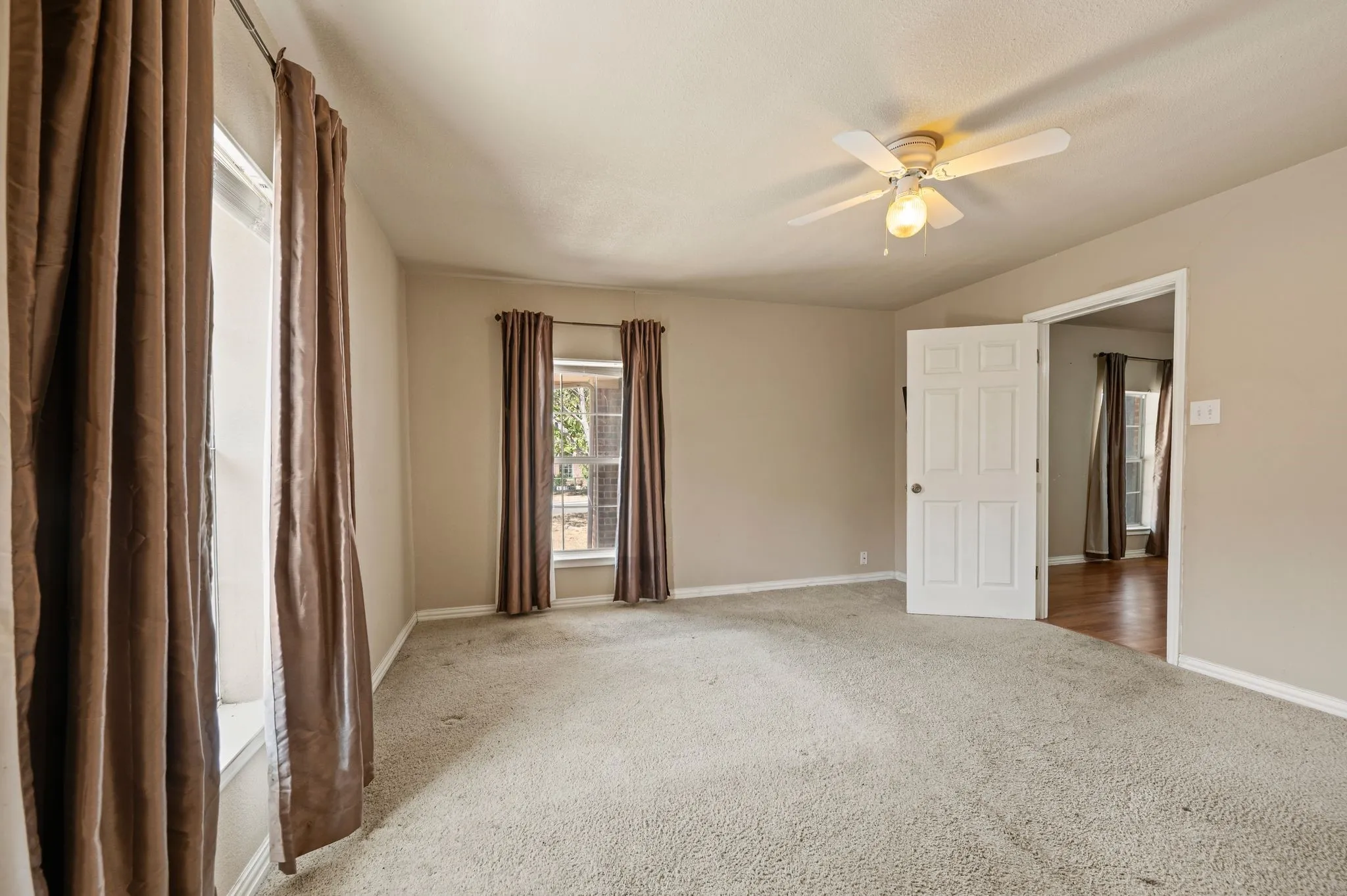 Single Family Residence For Sale in Denton County , 422 N Wood Street, Denton, Texas 76209, 2 Bedroom, 2 Bathroom, Garage spaces, 1,120 Sqft, built in 1940, mls#21313182, Real Estate Agent in Denton, Homes For Sale in Denton county, Homes For Sale in Denton, Realtor in Denton Texas, Real Estate Brokerage Independent Realty Texas, Luminita Cordes Realtor