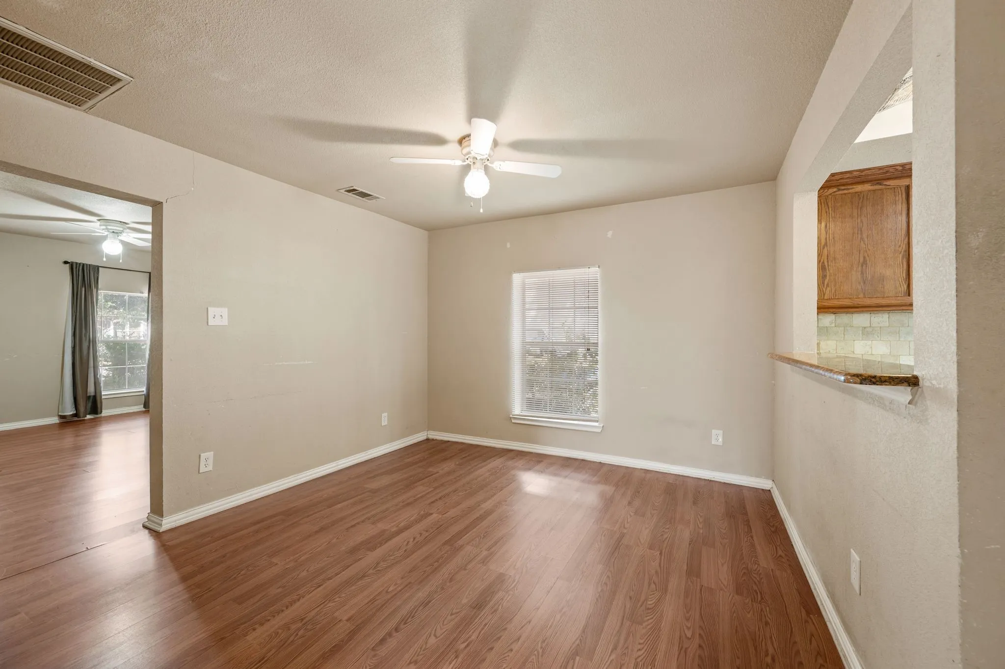 Single Family Residence For Sale in Denton County , 422 N Wood Street, Denton, Texas 76209, 2 Bedroom, 2 Bathroom, Garage spaces, 1,120 Sqft, built in 1940, mls#21313182, Real Estate Agent in Denton, Homes For Sale in Denton county, Homes For Sale in Denton, Realtor in Denton Texas, Real Estate Brokerage Independent Realty Texas, Luminita Cordes Realtor