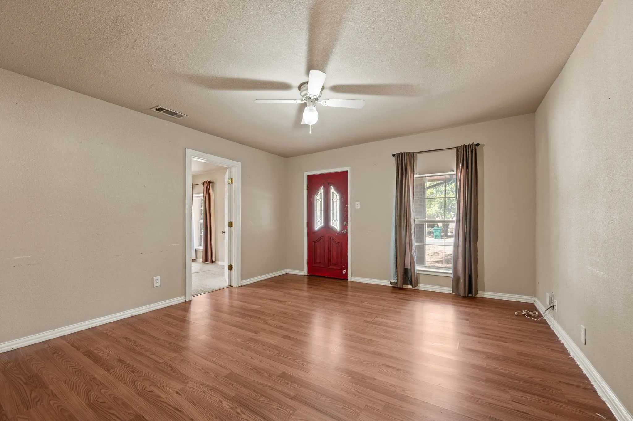 Single Family Residence For Sale in Denton County , 422 N Wood Street, Denton, Texas 76209, 2 Bedroom, 2 Bathroom, Garage spaces, 1,120 Sqft, built in 1940, mls#21313182, Real Estate Agent in Denton, Homes For Sale in Denton county, Homes For Sale in Denton, Realtor in Denton Texas, Real Estate Brokerage Independent Realty Texas, Luminita Cordes Realtor