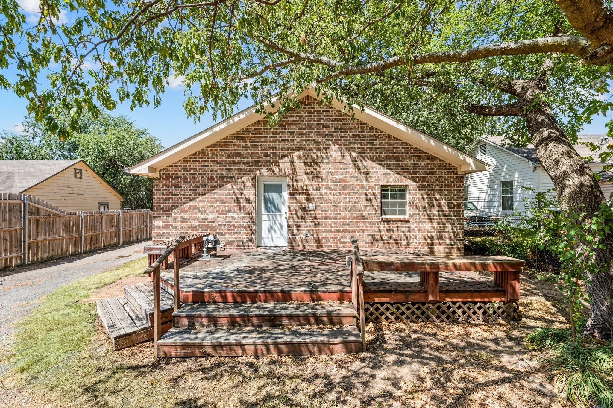 Single Family Residence For Sale in Denton County , 422 N Wood Street, Denton, Texas 76209, 2 Bedroom, 2 Bathroom, Garage spaces, 1,120 Sqft, built in 1940, mls#21313182, Real Estate Agent in Denton, Homes For Sale in Denton county, Homes For Sale in Denton, Realtor in Denton Texas, Real Estate Brokerage Independent Realty Texas, Luminita Cordes Realtor