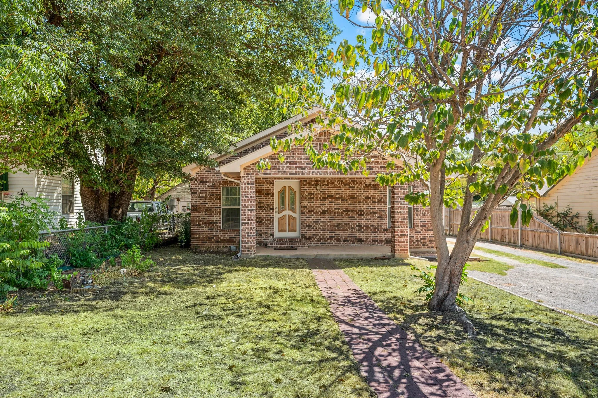 Single Family Residence For Sale in Denton County , 422 N Wood Street, Denton, Texas 76209, 2 Bedroom, 2 Bathroom, Garage spaces, 1,120 Sqft, built in 1940, mls#21313182, Real Estate Agent in Denton, Homes For Sale in Denton county, Homes For Sale in Denton, Realtor in Denton Texas, Real Estate Brokerage Independent Realty Texas, Luminita Cordes Realtor