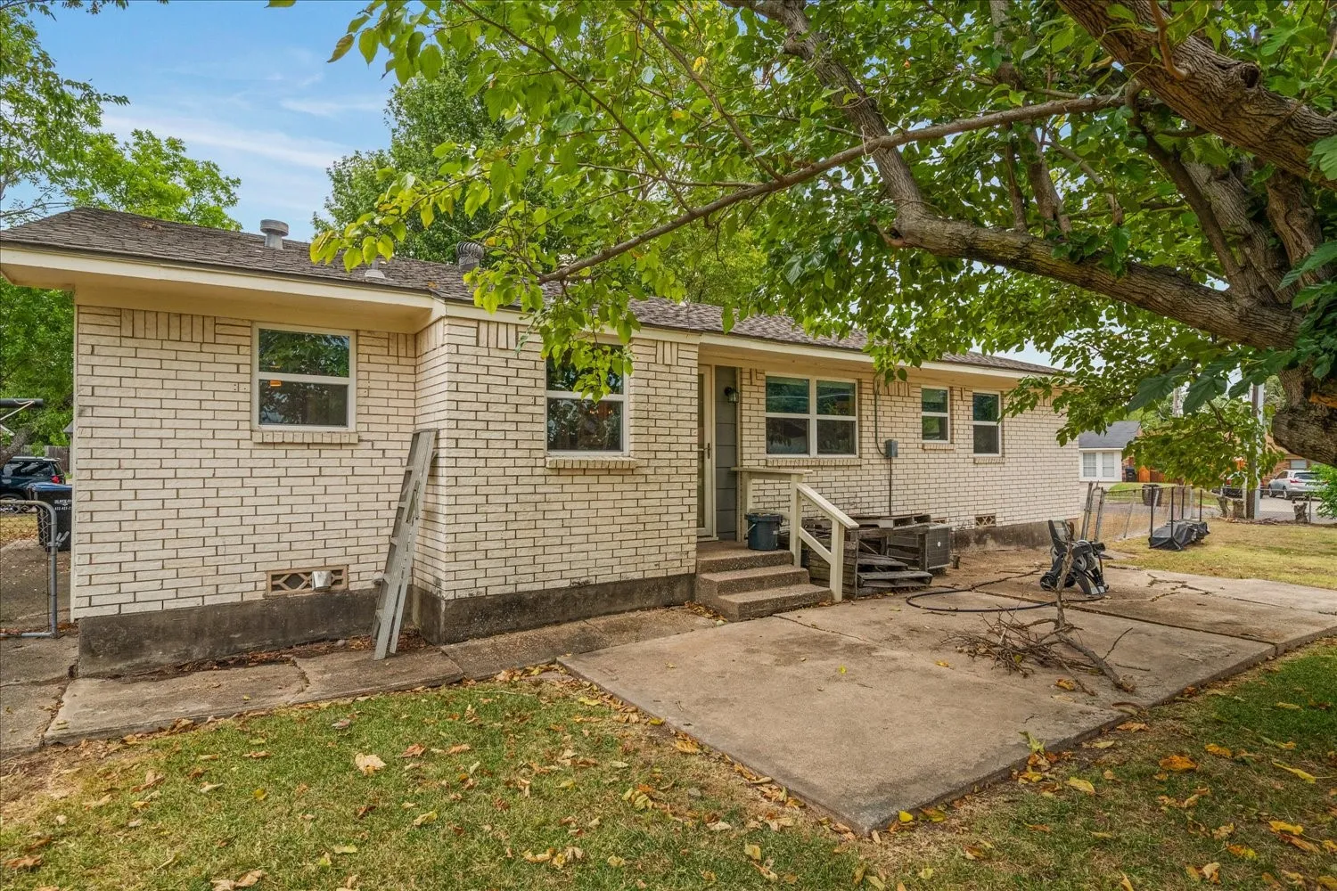Single Family Residence For Sale in Hunt County , 6522 Finch Drive, Greenville, Texas 75402, 3 Bedroom, 2 Bathroom, Garage spaces, 1,650 Sqft, built in 1970, mls#21366257, Real Estate Agent in Greenville, Homes For Sale in Hunt county, Homes For Sale in Greenville, Realtor in Greenville Texas, Real Estate Brokerage Independent Realty Texas, Luminita Cordes Realtor