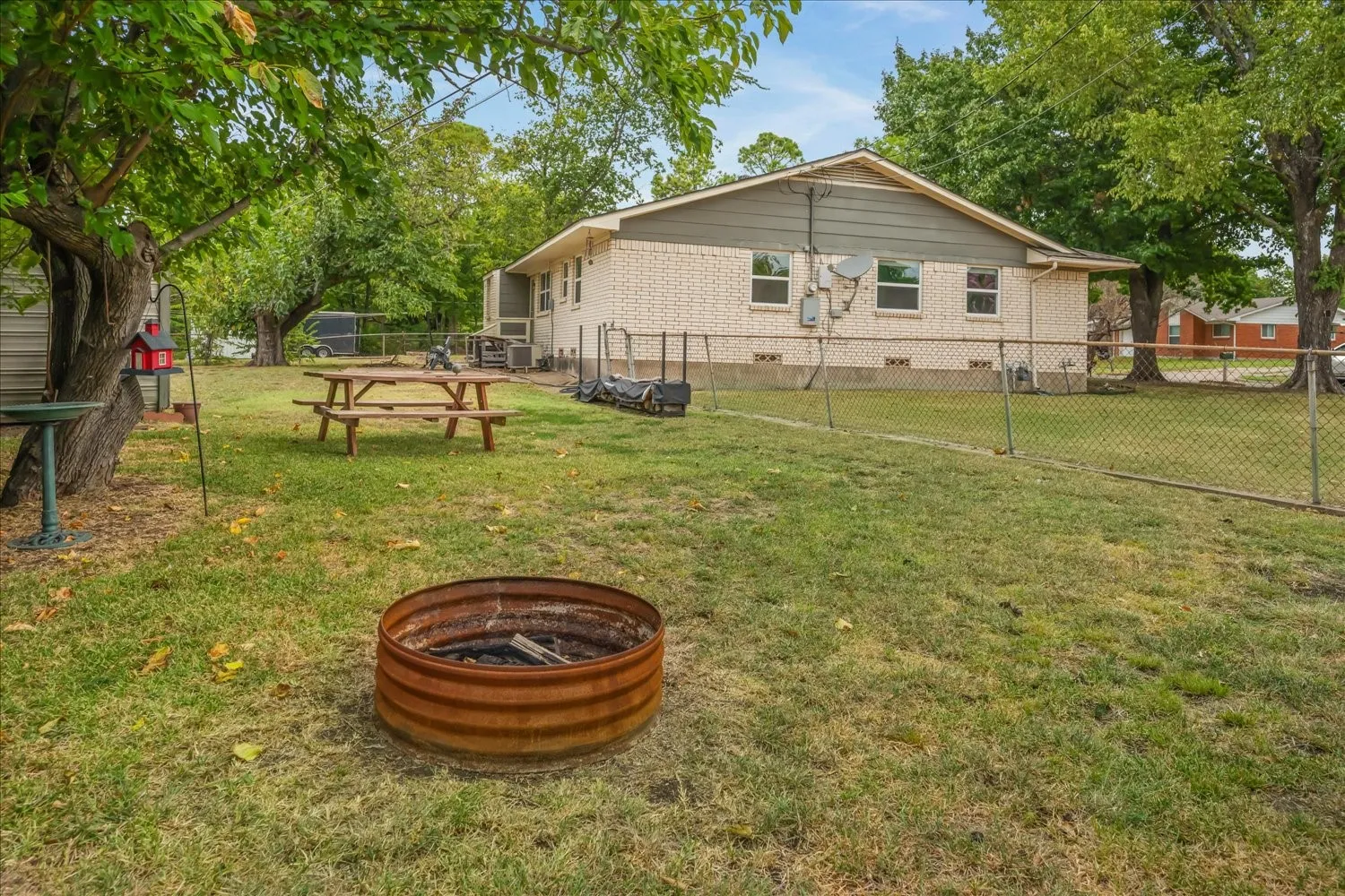 Single Family Residence For Sale in Hunt County , 6522 Finch Drive, Greenville, Texas 75402, 3 Bedroom, 2 Bathroom, Garage spaces, 1,650 Sqft, built in 1970, mls#21366257, Real Estate Agent in Greenville, Homes For Sale in Hunt county, Homes For Sale in Greenville, Realtor in Greenville Texas, Real Estate Brokerage Independent Realty Texas, Luminita Cordes Realtor