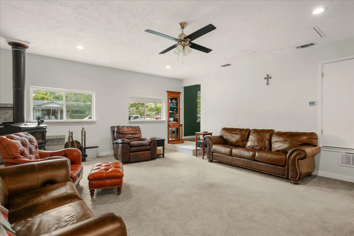 Single Family Residence For Sale in Hunt County , 6522 Finch Drive, Greenville, Texas 75402, 3 Bedroom, 2 Bathroom, Garage spaces, 1,650 Sqft, built in 1970, mls#21366257, Real Estate Agent in Greenville, Homes For Sale in Hunt county, Homes For Sale in Greenville, Realtor in Greenville Texas, Real Estate Brokerage Independent Realty Texas, Luminita Cordes Realtor