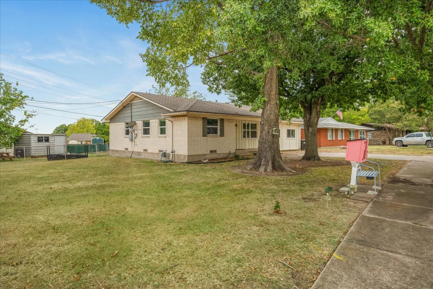 Single Family Residence For Sale in Hunt County , 6522 Finch Drive, Greenville, Texas 75402, 3 Bedroom, 2 Bathroom, Garage spaces, 1,650 Sqft, built in 1970, mls#21366257, Real Estate Agent in Greenville, Homes For Sale in Hunt county, Homes For Sale in Greenville, Realtor in Greenville Texas, Real Estate Brokerage Independent Realty Texas, Luminita Cordes Realtor