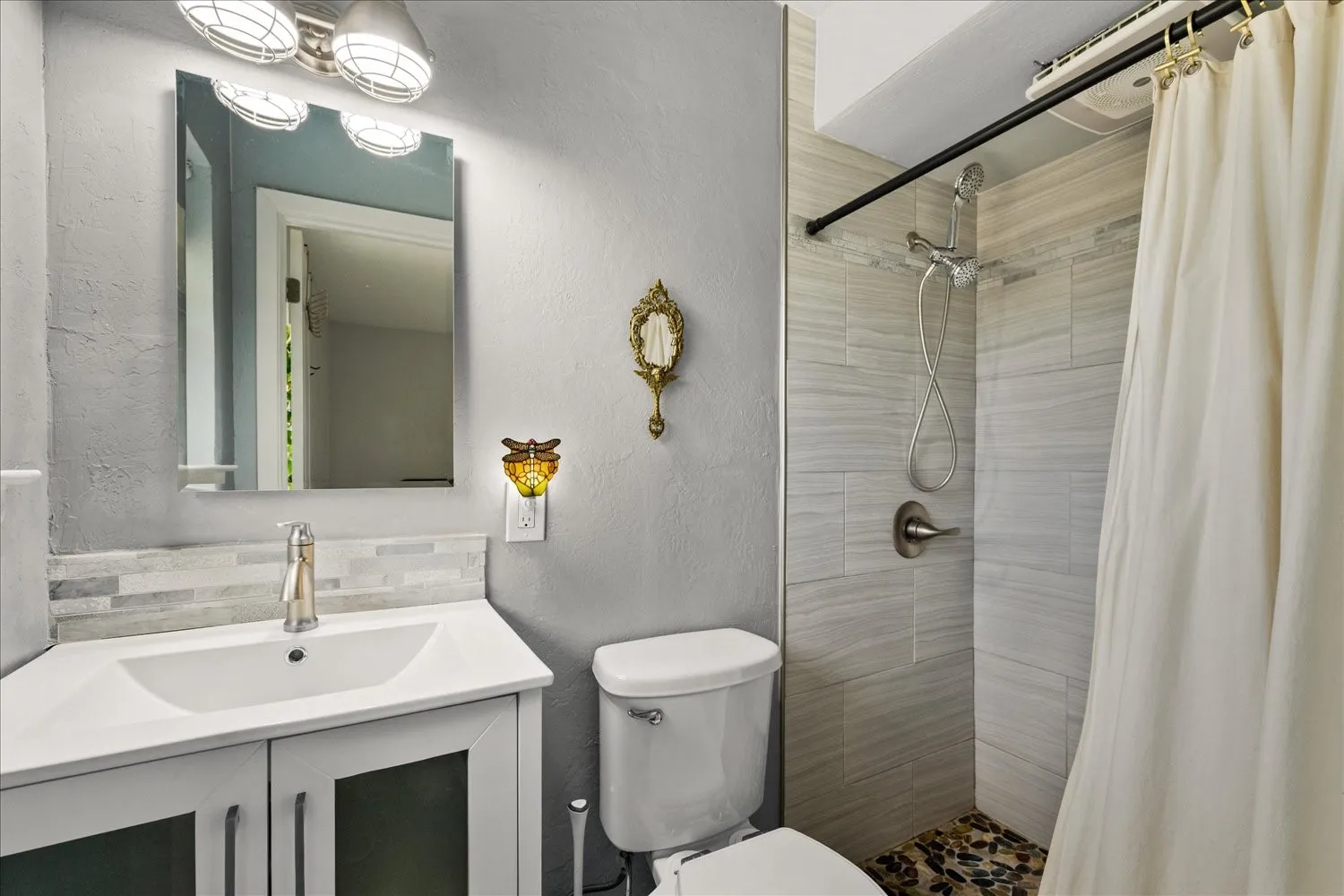 Single Family Residence For Sale in Hunt County , 6522 Finch Drive, Greenville, Texas 75402, 3 Bedroom, 2 Bathroom, Garage spaces, 1,650 Sqft, built in 1970, mls#21366257, Real Estate Agent in Greenville, Homes For Sale in Hunt county, Homes For Sale in Greenville, Realtor in Greenville Texas, Real Estate Brokerage Independent Realty Texas, Luminita Cordes Realtor