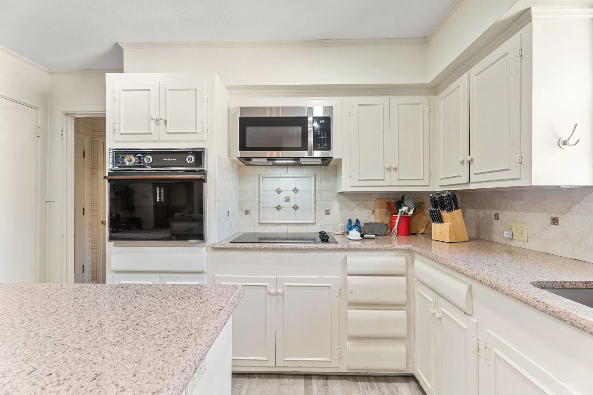 Single Family Residence For Sale in Smith County , 1936 Montrose Drive, Tyler, Texas 75701, 4 Bedroom, 3 Bathroom, 2 Garage spaces, 3,293 Sqft, built in 1957, mls#21371451, Real Estate Agent in Tyler, Homes For Sale in Smith county, Homes For Sale in Tyler, Realtor in Tyler Texas, Real Estate Brokerage Independent Realty Texas, Luminita Cordes Realtor