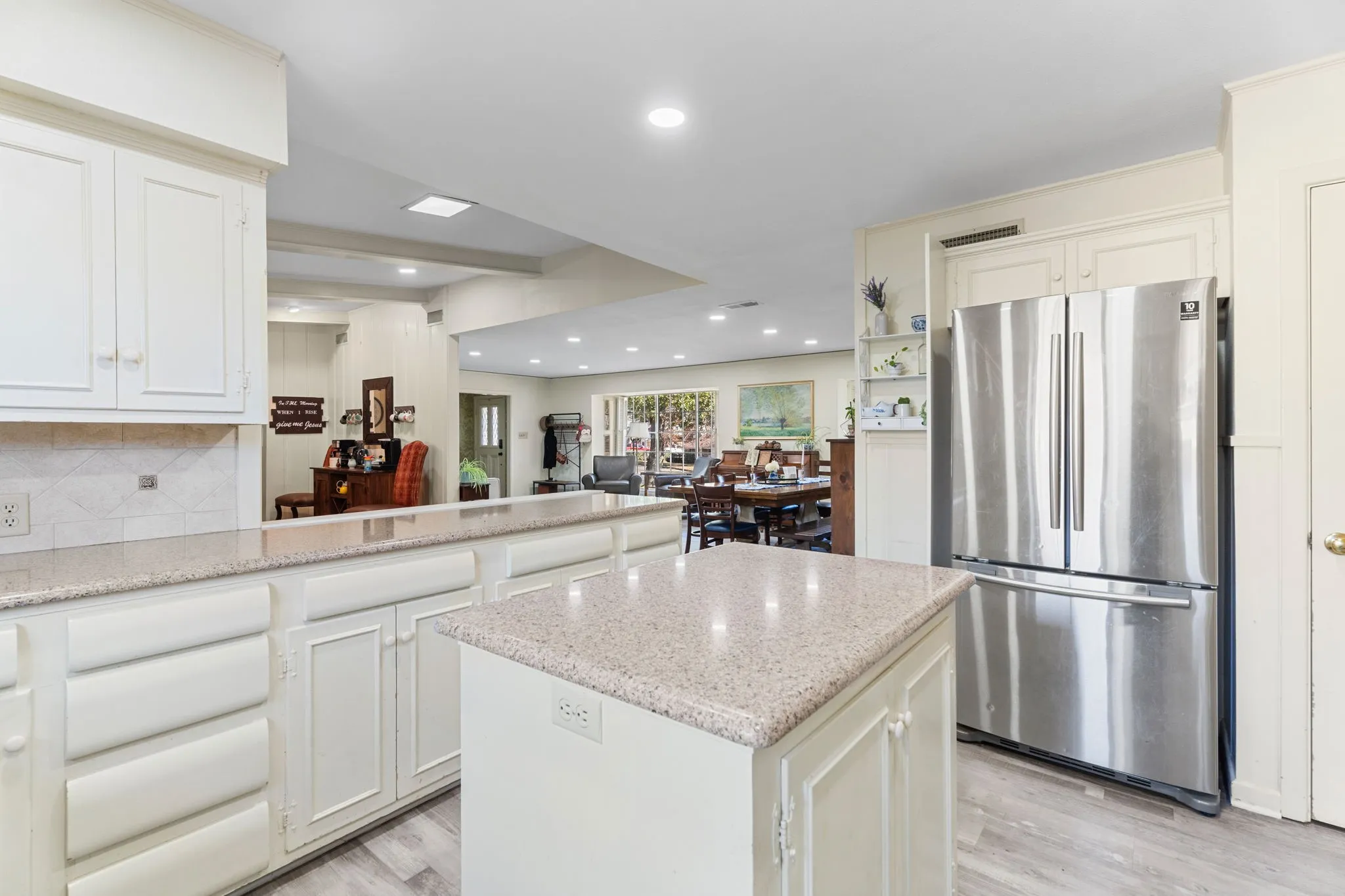 Single Family Residence For Sale in Smith County , 1936 Montrose Drive, Tyler, Texas 75701, 4 Bedroom, 3 Bathroom, 2 Garage spaces, 3,293 Sqft, built in 1957, mls#21371451, Real Estate Agent in Tyler, Homes For Sale in Smith county, Homes For Sale in Tyler, Realtor in Tyler Texas, Real Estate Brokerage Independent Realty Texas, Luminita Cordes Realtor