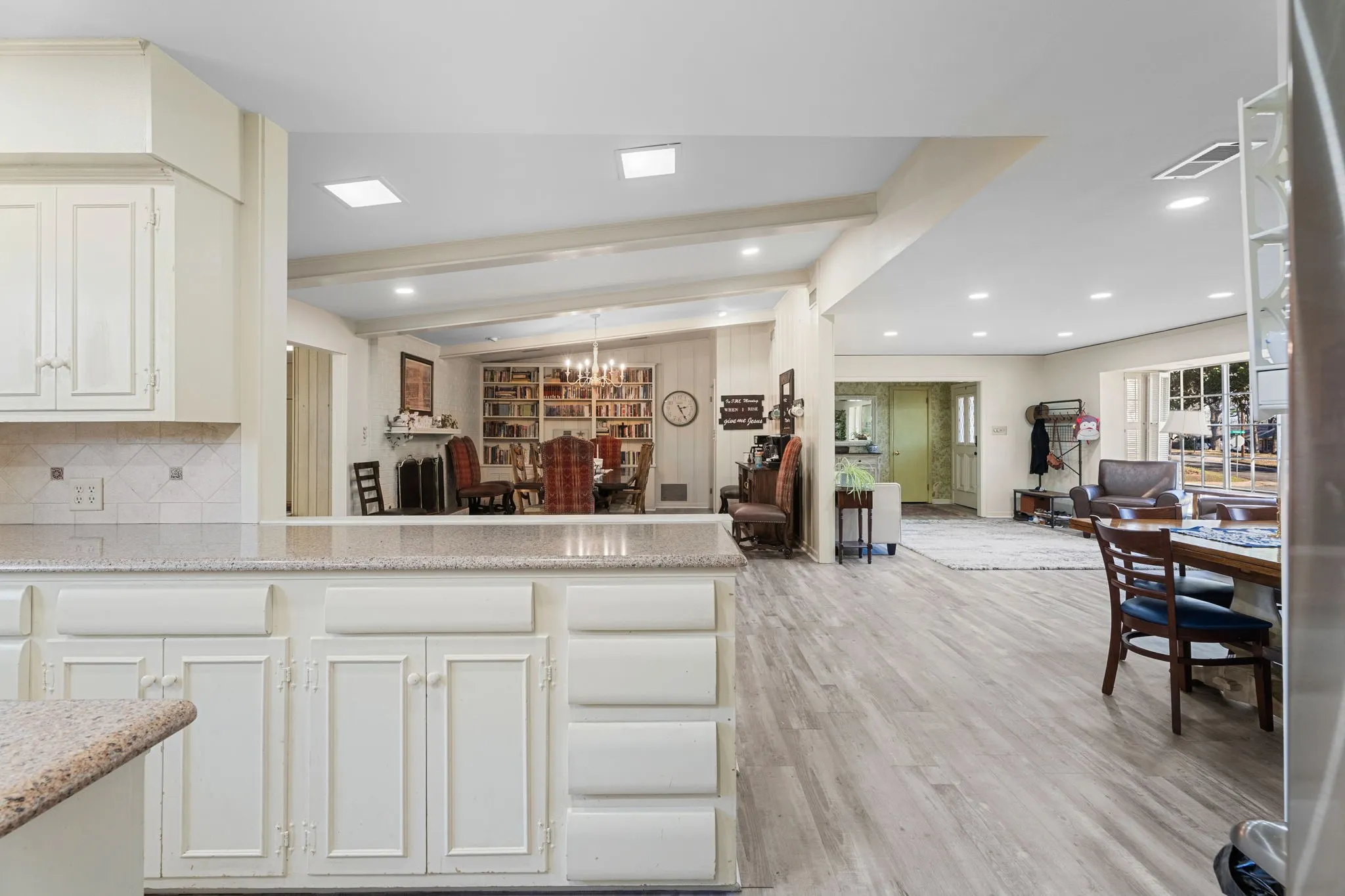 Single Family Residence For Sale in Smith County , 1936 Montrose Drive, Tyler, Texas 75701, 4 Bedroom, 3 Bathroom, 2 Garage spaces, 3,293 Sqft, built in 1957, mls#21371451, Real Estate Agent in Tyler, Homes For Sale in Smith county, Homes For Sale in Tyler, Realtor in Tyler Texas, Real Estate Brokerage Independent Realty Texas, Luminita Cordes Realtor