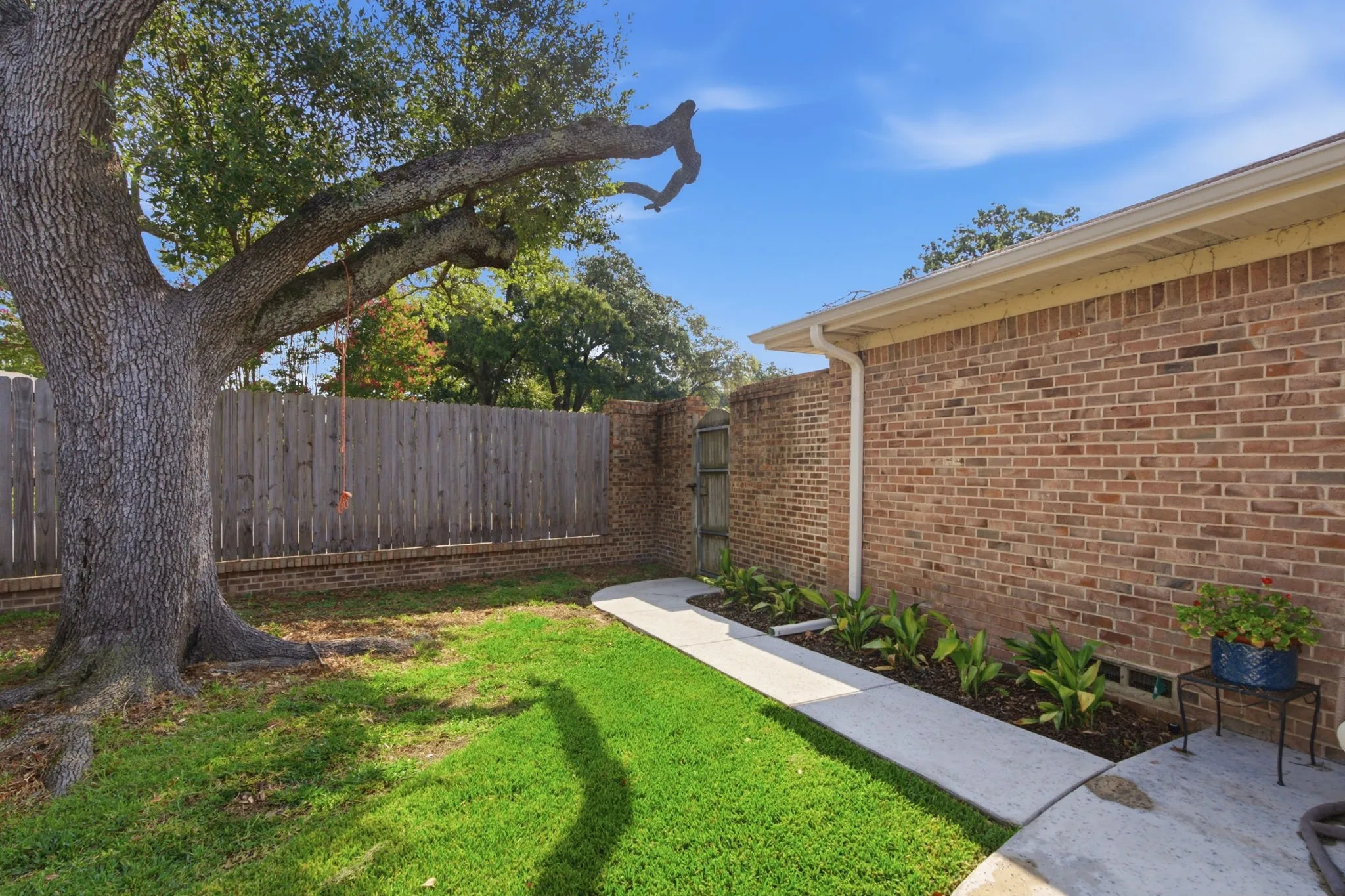 Single Family Residence For Sale in Smith County , 1936 Montrose Drive, Tyler, Texas 75701, 4 Bedroom, 3 Bathroom, 2 Garage spaces, 3,293 Sqft, built in 1957, mls#21371451, Real Estate Agent in Tyler, Homes For Sale in Smith county, Homes For Sale in Tyler, Realtor in Tyler Texas, Real Estate Brokerage Independent Realty Texas, Luminita Cordes Realtor