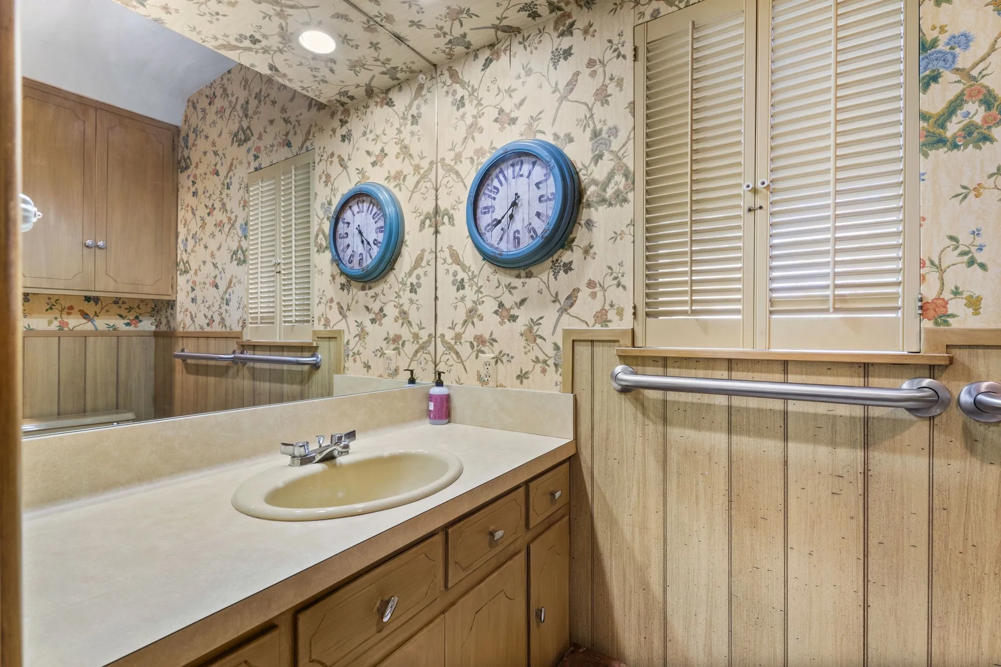 Single Family Residence For Sale in Smith County , 1936 Montrose Drive, Tyler, Texas 75701, 4 Bedroom, 3 Bathroom, 2 Garage spaces, 3,293 Sqft, built in 1957, mls#21371451, Real Estate Agent in Tyler, Homes For Sale in Smith county, Homes For Sale in Tyler, Realtor in Tyler Texas, Real Estate Brokerage Independent Realty Texas, Luminita Cordes Realtor