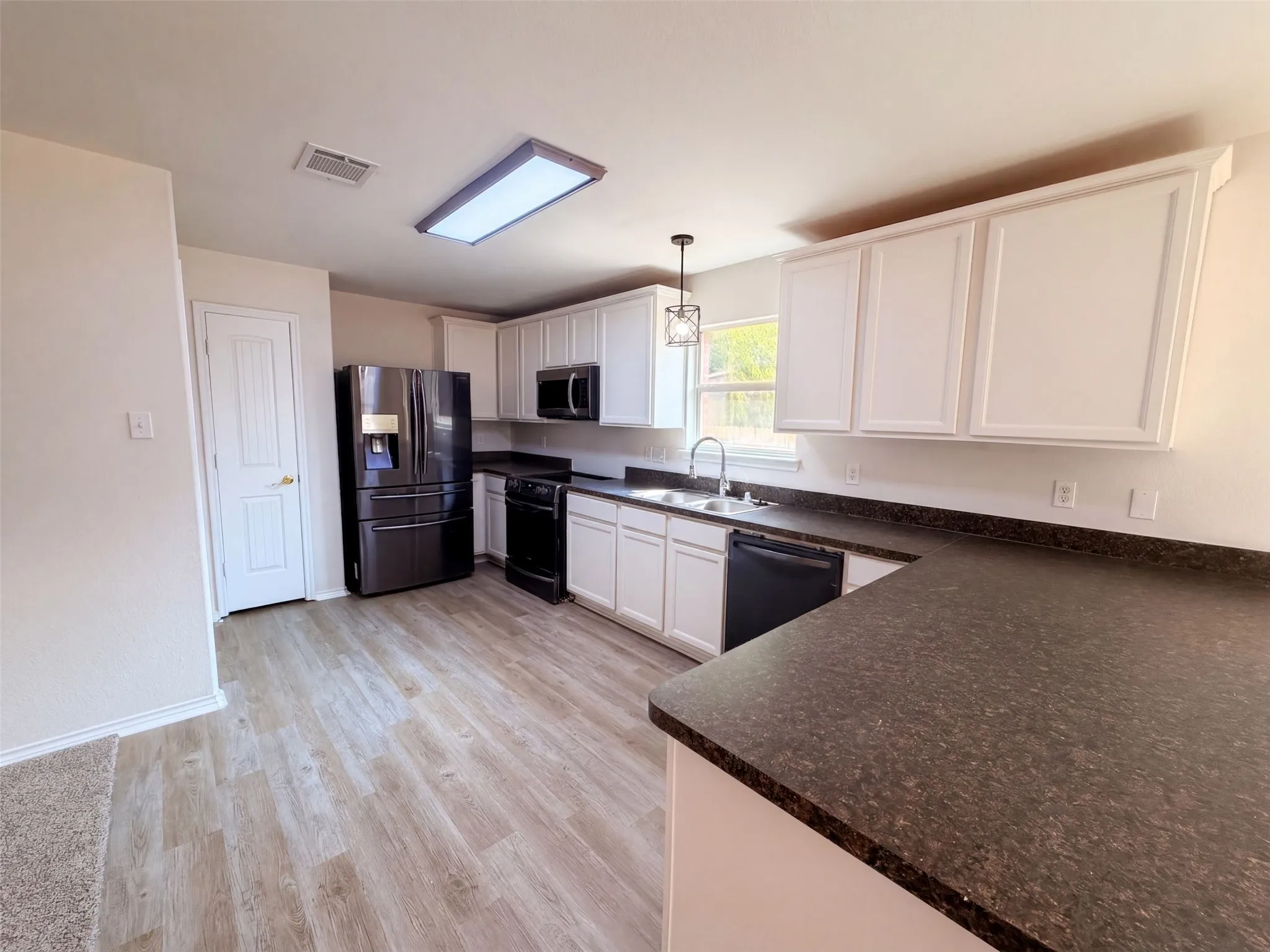 Single Family Residence For Sale in Kaufman County , 2011 Allyson Drive, Heartland, Texas 75126, 3 Bedroom, 2 Bathroom, 2 Garage spaces, 1,527 Sqft, built in 2009, mls#21371449, Real Estate Agent in Heartland, Homes For Sale in Kaufman county, Homes For Sale in Heartland, Realtor in Heartland Texas, Real Estate Brokerage Independent Realty Texas, Luminita Cordes Realtor