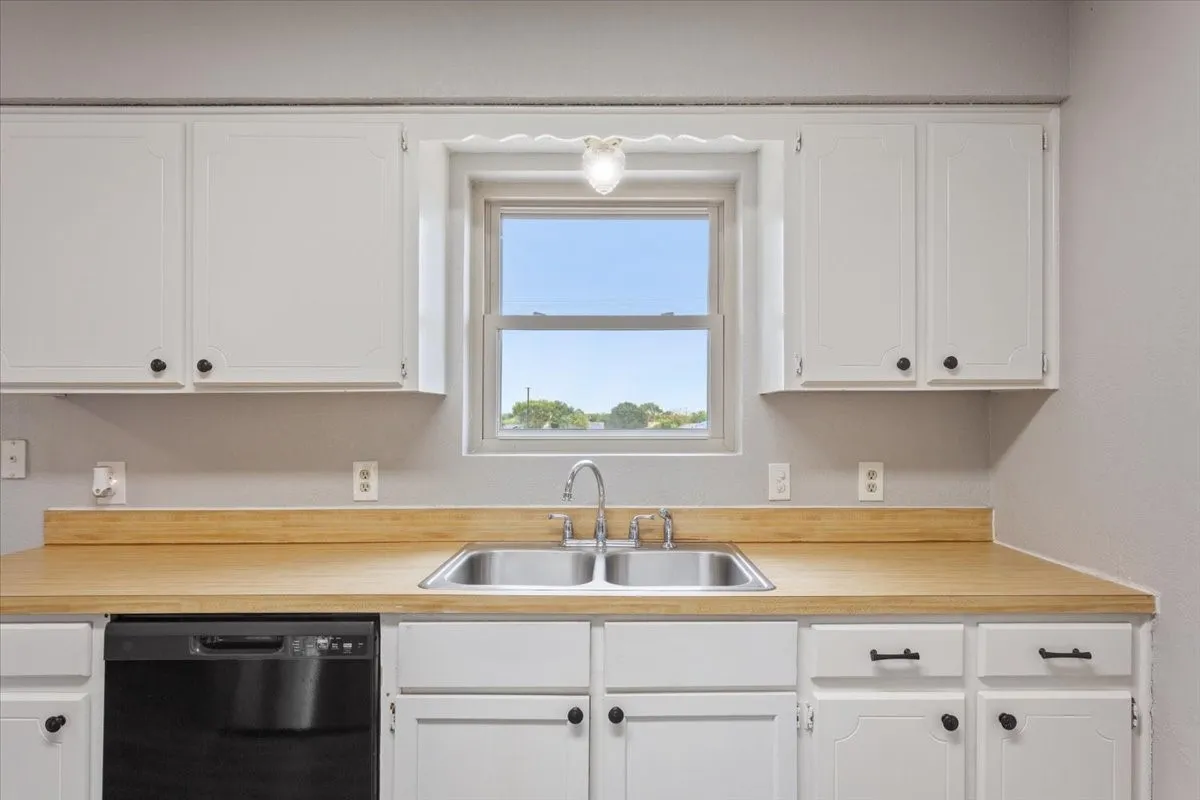 Single Family Residence For Sale in Mc Lennan County , 928 Vail Highlands, Hewitt, Texas 76643, 3 Bedroom, 2 Bathroom, 2 Garage spaces, 1,554 Sqft, built in 1983, mls#21370253, Real Estate Agent in Hewitt, Homes For Sale in Mc Lennan county, Homes For Sale in Hewitt, Realtor in Hewitt Texas, Real Estate Brokerage Independent Realty Texas, Luminita Cordes Realtor