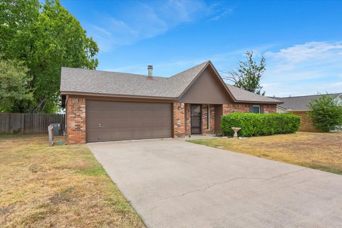Single Family Residence For Sale in Mc Lennan County , 928 Vail Highlands, Hewitt, Texas 76643, 3 Bedroom, 2 Bathroom, 2 Garage spaces, 1,554 Sqft, built in 1983, mls#21370253, Real Estate Agent in Hewitt, Homes For Sale in Mc Lennan county, Homes For Sale in Hewitt, Realtor in Hewitt Texas, Real Estate Brokerage Independent Realty Texas, Luminita Cordes Realtor