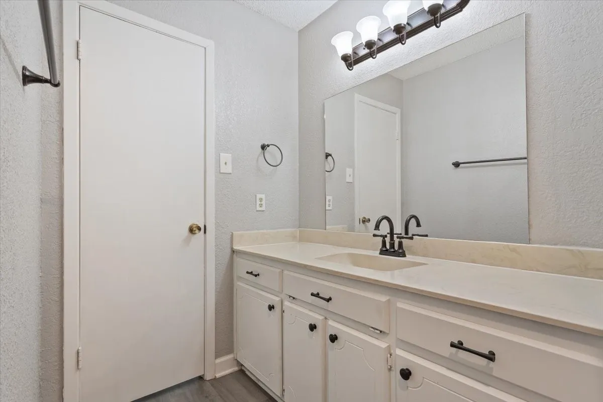Single Family Residence For Sale in Mc Lennan County , 928 Vail Highlands, Hewitt, Texas 76643, 3 Bedroom, 2 Bathroom, 2 Garage spaces, 1,554 Sqft, built in 1983, mls#21370253, Real Estate Agent in Hewitt, Homes For Sale in Mc Lennan county, Homes For Sale in Hewitt, Realtor in Hewitt Texas, Real Estate Brokerage Independent Realty Texas, Luminita Cordes Realtor