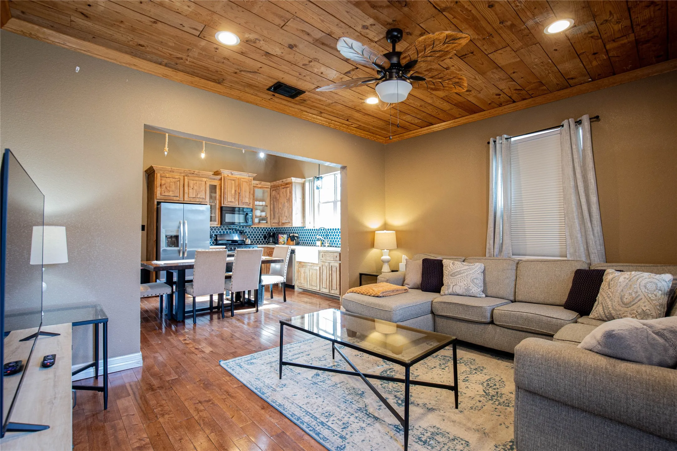 Single Family Residence For Sale in Mc Lennan County , 929 N 12th Street, Waco, Texas 76707, 3 Bedroom, 3 Bathroom, 1 Garage spaces, 1,462 Sqft, built in 1915, mls#21371453, Real Estate Agent in Waco, Homes For Sale in Mc Lennan county, Homes For Sale in Waco, Realtor in Waco Texas, Real Estate Brokerage Independent Realty Texas, Luminita Cordes Realtor