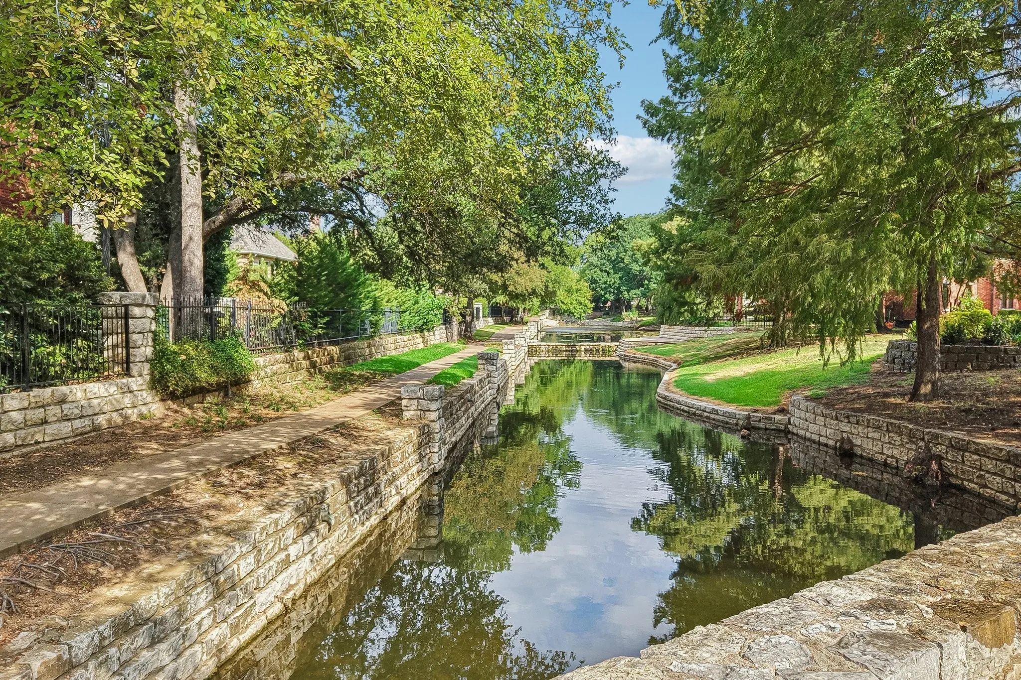 Single Family Residence For Sale in Tarrant County , 2700 Cottonwood Lane, Colleyville, Texas 76034, 4 Bedroom, 4 Bathroom, 3 Garage spaces, 3,778 Sqft, built in 1989, mls#21370166, Real Estate Agent in Colleyville, Homes For Sale in Tarrant county, Homes For Sale in Colleyville, Realtor in Colleyville Texas, Real Estate Brokerage Independent Realty Texas, Luminita Cordes Realtor