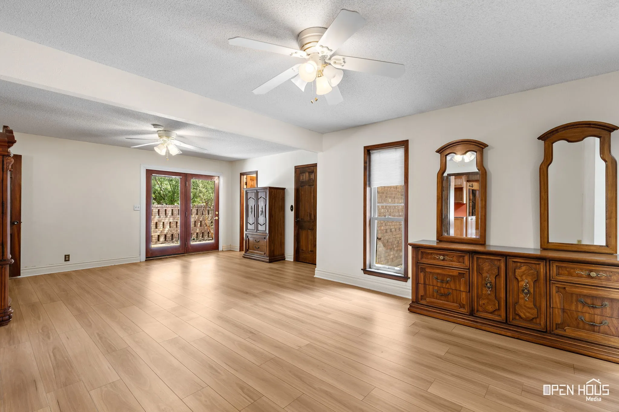 Single Family Residence For Sale in Clay County , 401 N Kay Street, Henrietta, Texas 76365, 3 Bedroom, 3 Bathroom, 3 Garage spaces, 2,645 Sqft, built in 1975, mls#21371474, Real Estate Agent in Henrietta, Homes For Sale in Clay county, Homes For Sale in Henrietta, Realtor in Henrietta Texas, Real Estate Brokerage Independent Realty Texas, Luminita Cordes Realtor