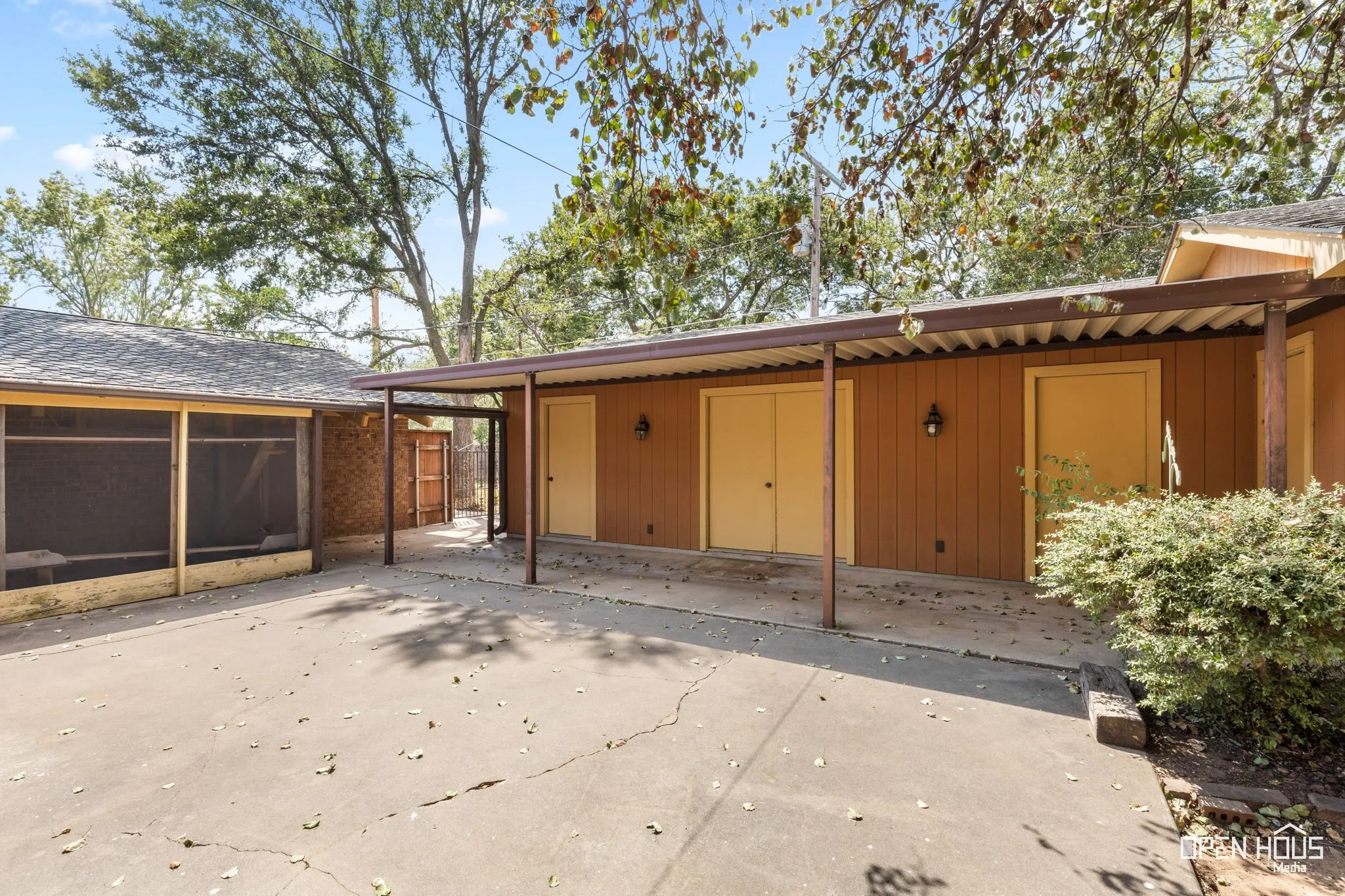 Single Family Residence For Sale in Clay County , 401 N Kay Street, Henrietta, Texas 76365, 3 Bedroom, 3 Bathroom, 3 Garage spaces, 2,645 Sqft, built in 1975, mls#21371474, Real Estate Agent in Henrietta, Homes For Sale in Clay county, Homes For Sale in Henrietta, Realtor in Henrietta Texas, Real Estate Brokerage Independent Realty Texas, Luminita Cordes Realtor