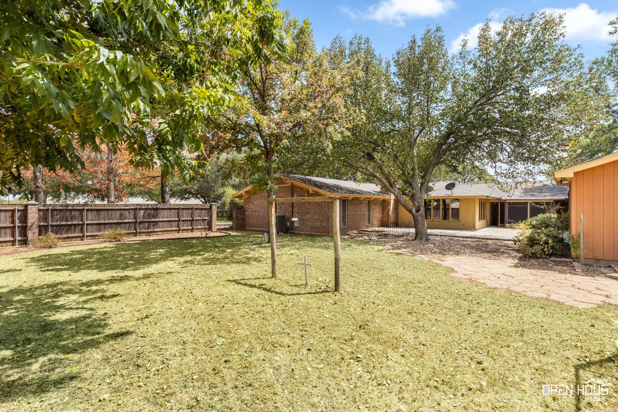 Single Family Residence For Sale in Clay County , 401 N Kay Street, Henrietta, Texas 76365, 3 Bedroom, 3 Bathroom, 3 Garage spaces, 2,645 Sqft, built in 1975, mls#21371474, Real Estate Agent in Henrietta, Homes For Sale in Clay county, Homes For Sale in Henrietta, Realtor in Henrietta Texas, Real Estate Brokerage Independent Realty Texas, Luminita Cordes Realtor