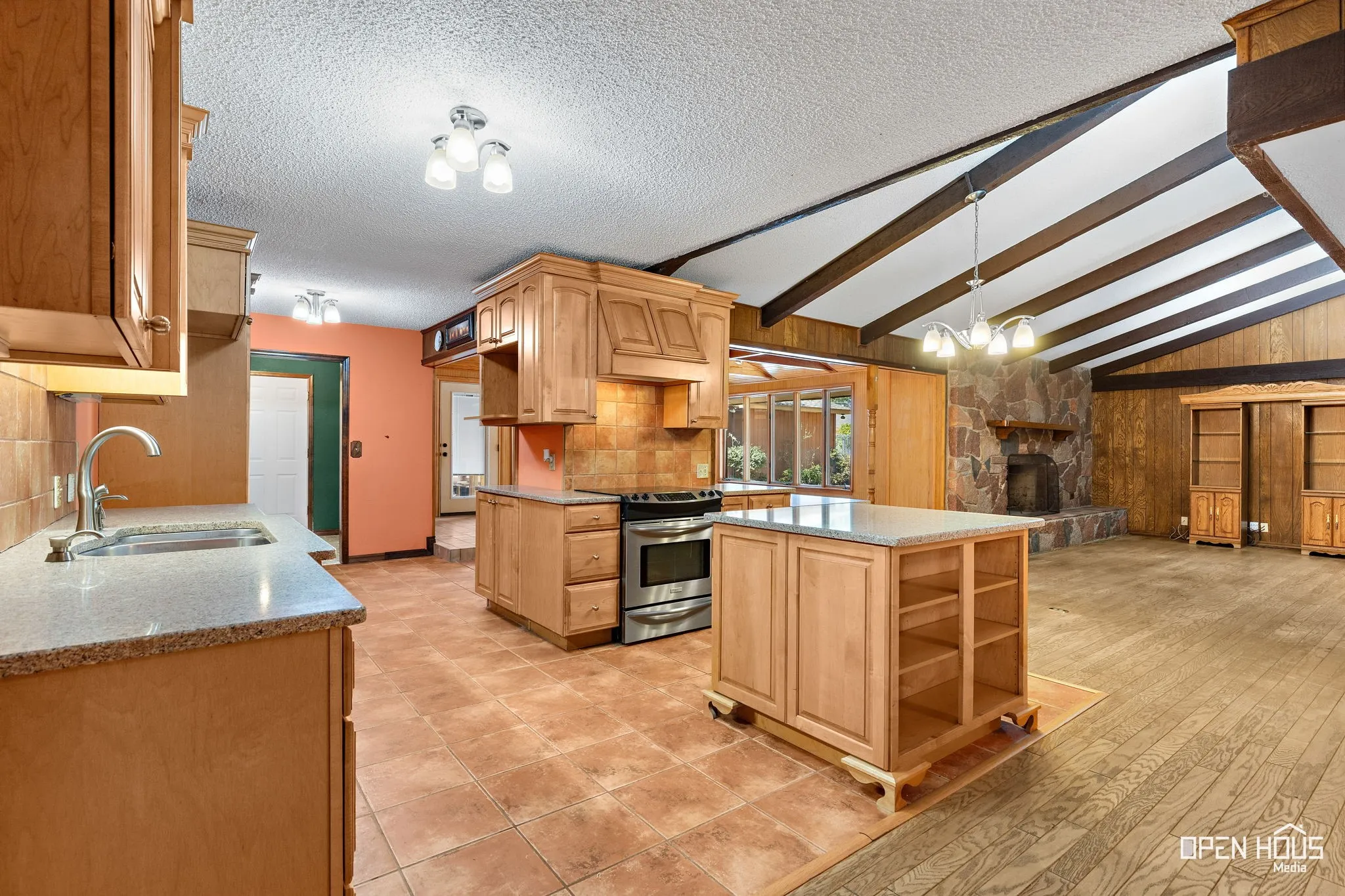 Single Family Residence For Sale in Clay County , 401 N Kay Street, Henrietta, Texas 76365, 3 Bedroom, 3 Bathroom, 3 Garage spaces, 2,645 Sqft, built in 1975, mls#21371474, Real Estate Agent in Henrietta, Homes For Sale in Clay county, Homes For Sale in Henrietta, Realtor in Henrietta Texas, Real Estate Brokerage Independent Realty Texas, Luminita Cordes Realtor
