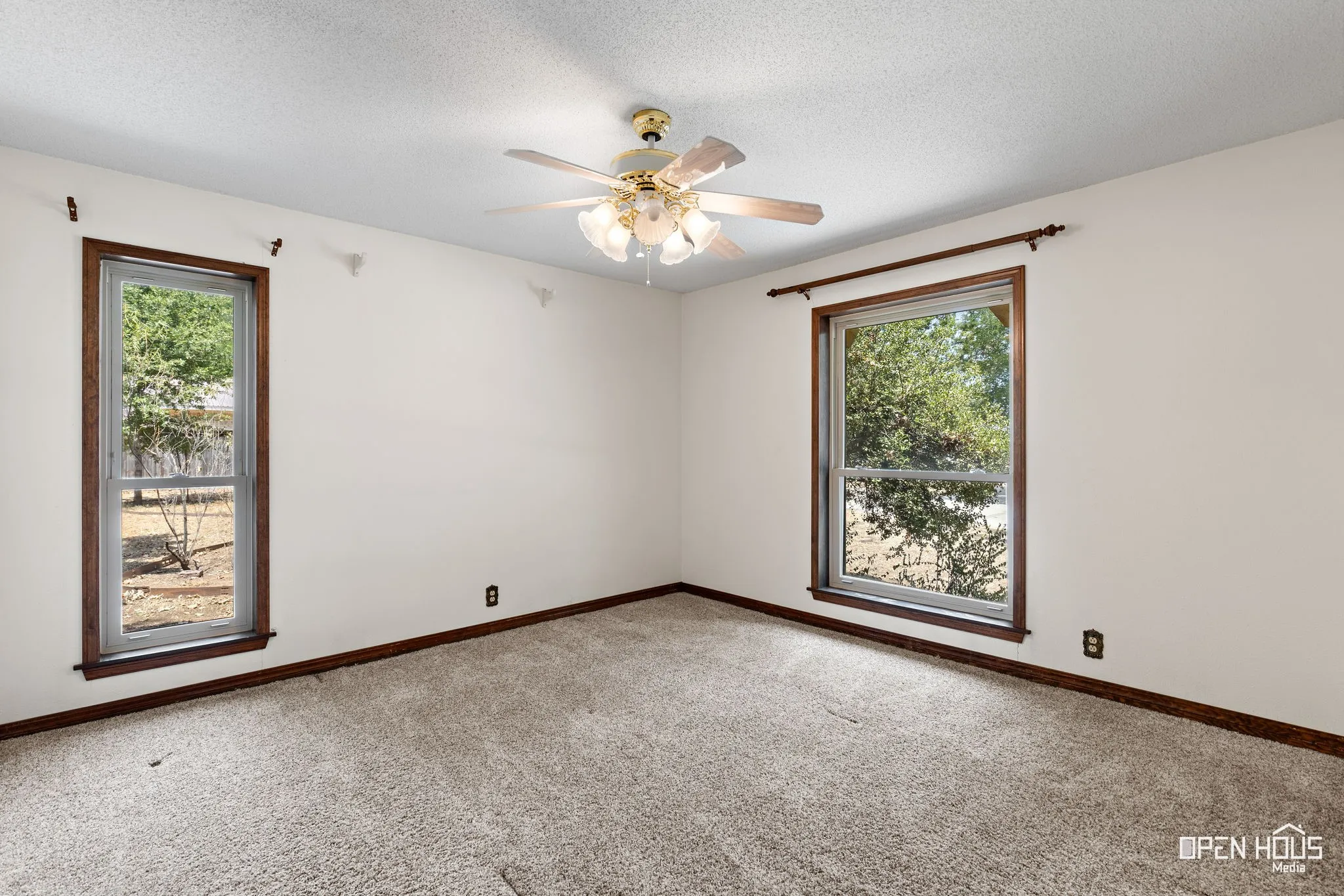Single Family Residence For Sale in Clay County , 401 N Kay Street, Henrietta, Texas 76365, 3 Bedroom, 3 Bathroom, 3 Garage spaces, 2,645 Sqft, built in 1975, mls#21371474, Real Estate Agent in Henrietta, Homes For Sale in Clay county, Homes For Sale in Henrietta, Realtor in Henrietta Texas, Real Estate Brokerage Independent Realty Texas, Luminita Cordes Realtor