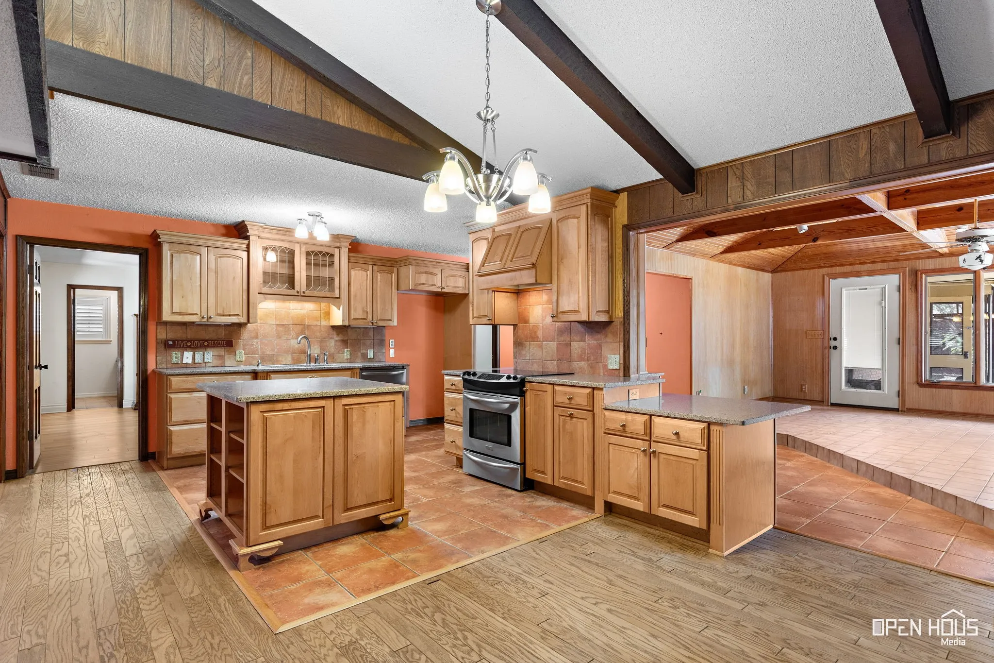 Single Family Residence For Sale in Clay County , 401 N Kay Street, Henrietta, Texas 76365, 3 Bedroom, 3 Bathroom, 3 Garage spaces, 2,645 Sqft, built in 1975, mls#21371474, Real Estate Agent in Henrietta, Homes For Sale in Clay county, Homes For Sale in Henrietta, Realtor in Henrietta Texas, Real Estate Brokerage Independent Realty Texas, Luminita Cordes Realtor