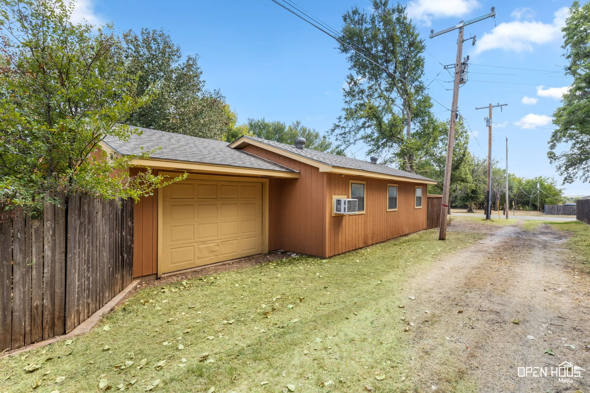 Single Family Residence For Sale in Clay County , 401 N Kay Street, Henrietta, Texas 76365, 3 Bedroom, 3 Bathroom, 3 Garage spaces, 2,645 Sqft, built in 1975, mls#21371474, Real Estate Agent in Henrietta, Homes For Sale in Clay county, Homes For Sale in Henrietta, Realtor in Henrietta Texas, Real Estate Brokerage Independent Realty Texas, Luminita Cordes Realtor