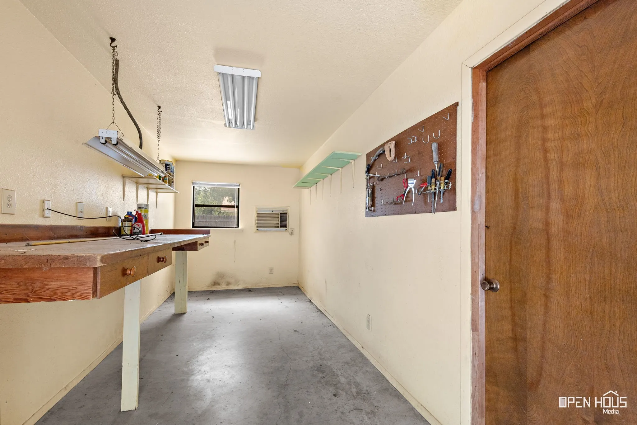 Single Family Residence For Sale in Clay County , 401 N Kay Street, Henrietta, Texas 76365, 3 Bedroom, 3 Bathroom, 3 Garage spaces, 2,645 Sqft, built in 1975, mls#21371474, Real Estate Agent in Henrietta, Homes For Sale in Clay county, Homes For Sale in Henrietta, Realtor in Henrietta Texas, Real Estate Brokerage Independent Realty Texas, Luminita Cordes Realtor