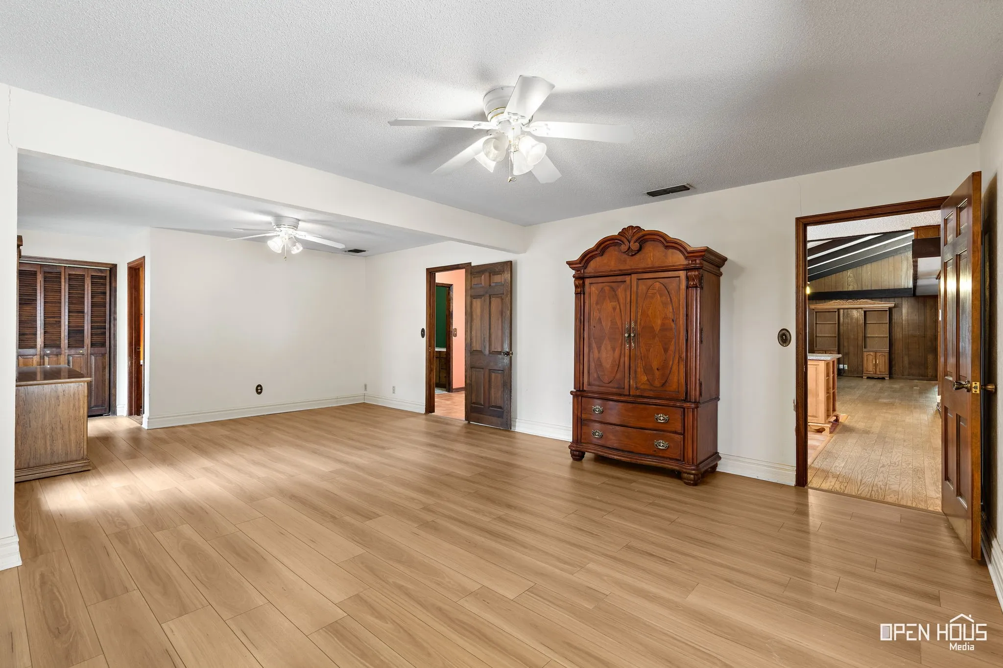 Single Family Residence For Sale in Clay County , 401 N Kay Street, Henrietta, Texas 76365, 3 Bedroom, 3 Bathroom, 3 Garage spaces, 2,645 Sqft, built in 1975, mls#21371474, Real Estate Agent in Henrietta, Homes For Sale in Clay county, Homes For Sale in Henrietta, Realtor in Henrietta Texas, Real Estate Brokerage Independent Realty Texas, Luminita Cordes Realtor
