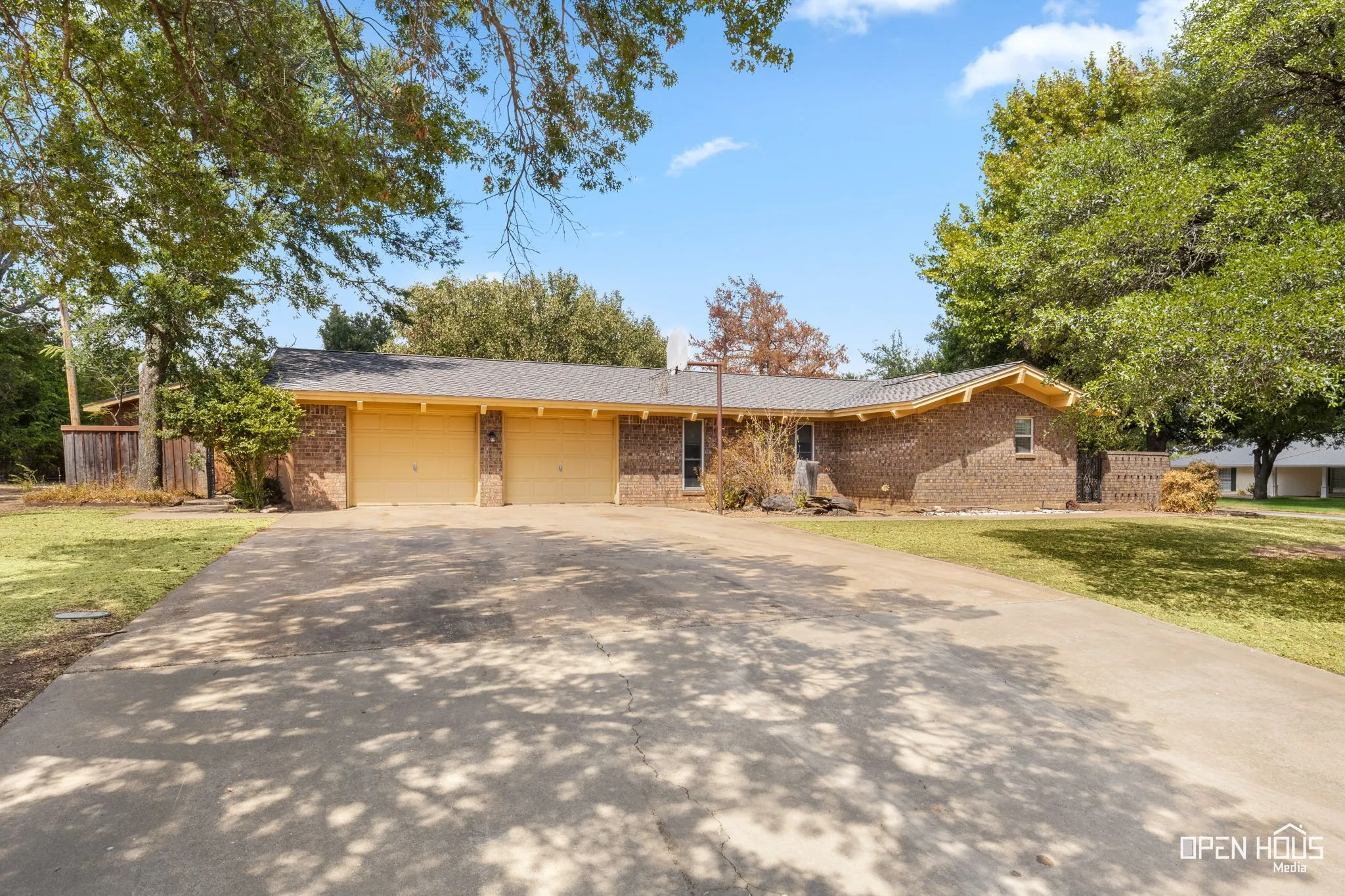 Single Family Residence For Sale in Clay County , 401 N Kay Street, Henrietta, Texas 76365, 3 Bedroom, 3 Bathroom, 3 Garage spaces, 2,645 Sqft, built in 1975, mls#21371474, Real Estate Agent in Henrietta, Homes For Sale in Clay county, Homes For Sale in Henrietta, Realtor in Henrietta Texas, Real Estate Brokerage Independent Realty Texas, Luminita Cordes Realtor