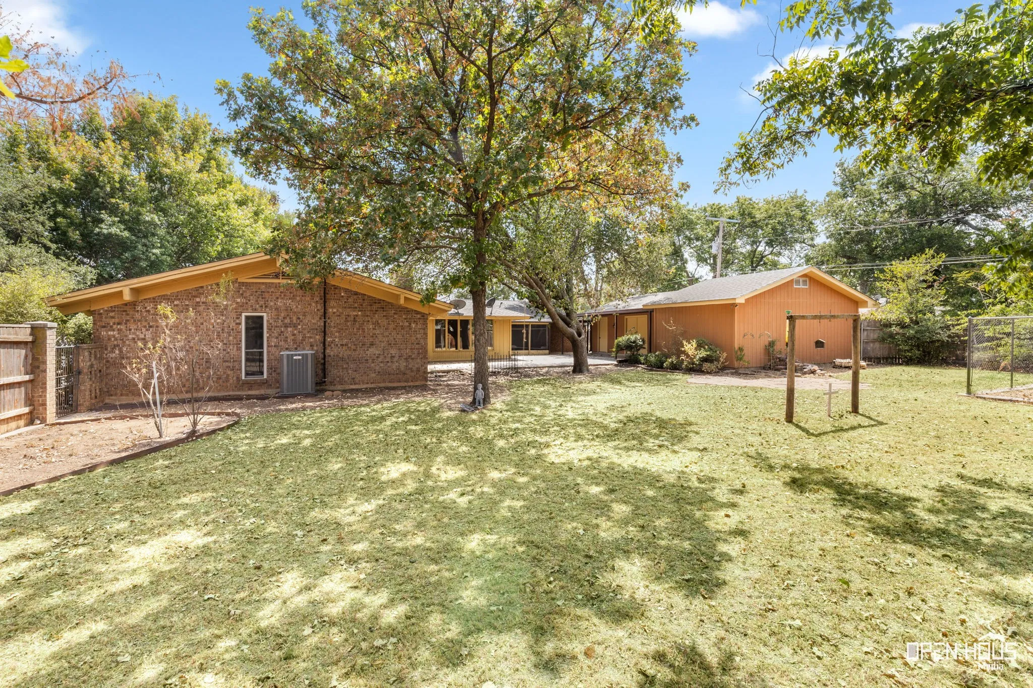 Single Family Residence For Sale in Clay County , 401 N Kay Street, Henrietta, Texas 76365, 3 Bedroom, 3 Bathroom, 3 Garage spaces, 2,645 Sqft, built in 1975, mls#21371474, Real Estate Agent in Henrietta, Homes For Sale in Clay county, Homes For Sale in Henrietta, Realtor in Henrietta Texas, Real Estate Brokerage Independent Realty Texas, Luminita Cordes Realtor