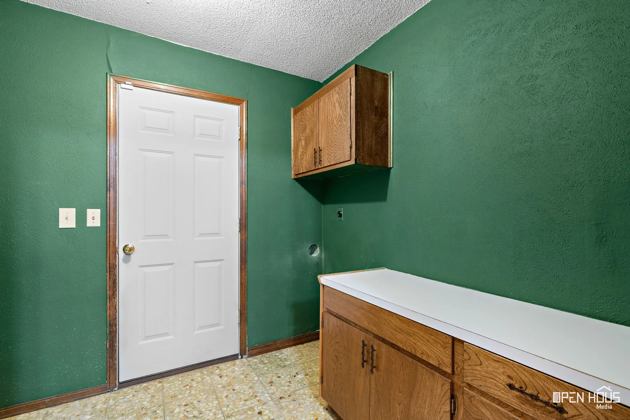 Single Family Residence For Sale in Clay County , 401 N Kay Street, Henrietta, Texas 76365, 3 Bedroom, 3 Bathroom, 3 Garage spaces, 2,645 Sqft, built in 1975, mls#21371474, Real Estate Agent in Henrietta, Homes For Sale in Clay county, Homes For Sale in Henrietta, Realtor in Henrietta Texas, Real Estate Brokerage Independent Realty Texas, Luminita Cordes Realtor