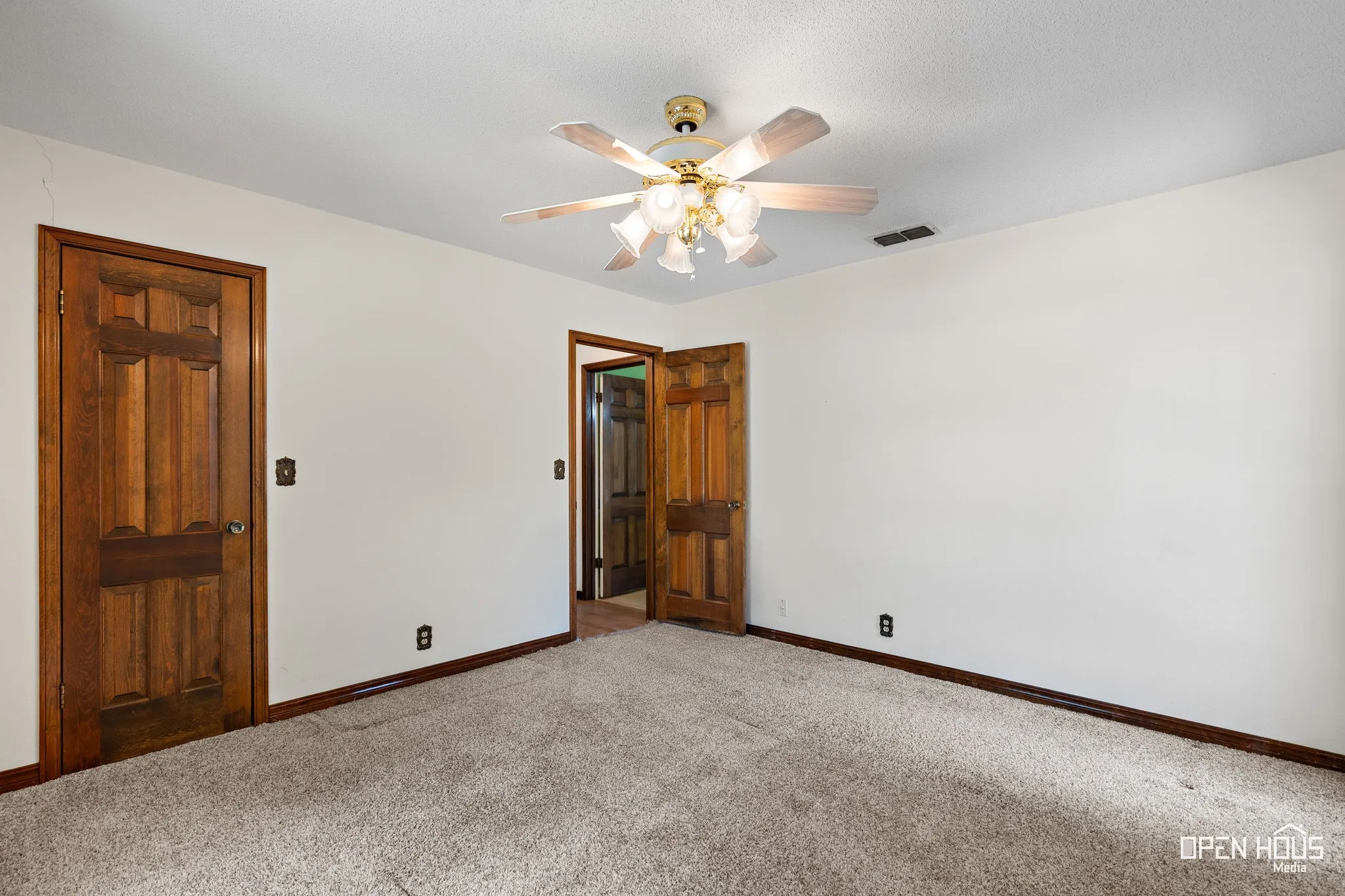 Single Family Residence For Sale in Clay County , 401 N Kay Street, Henrietta, Texas 76365, 3 Bedroom, 3 Bathroom, 3 Garage spaces, 2,645 Sqft, built in 1975, mls#21371474, Real Estate Agent in Henrietta, Homes For Sale in Clay county, Homes For Sale in Henrietta, Realtor in Henrietta Texas, Real Estate Brokerage Independent Realty Texas, Luminita Cordes Realtor