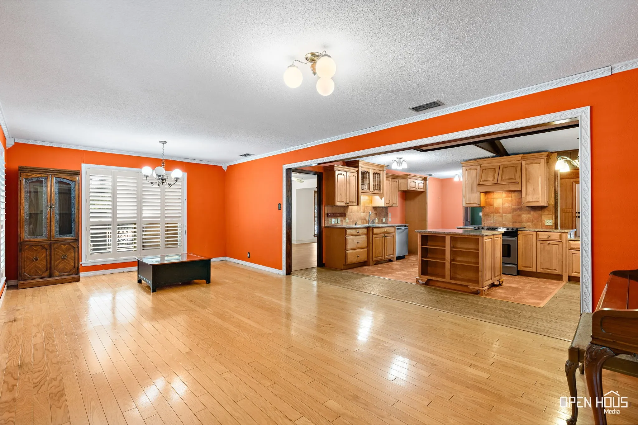 Single Family Residence For Sale in Clay County , 401 N Kay Street, Henrietta, Texas 76365, 3 Bedroom, 3 Bathroom, 3 Garage spaces, 2,645 Sqft, built in 1975, mls#21371474, Real Estate Agent in Henrietta, Homes For Sale in Clay county, Homes For Sale in Henrietta, Realtor in Henrietta Texas, Real Estate Brokerage Independent Realty Texas, Luminita Cordes Realtor