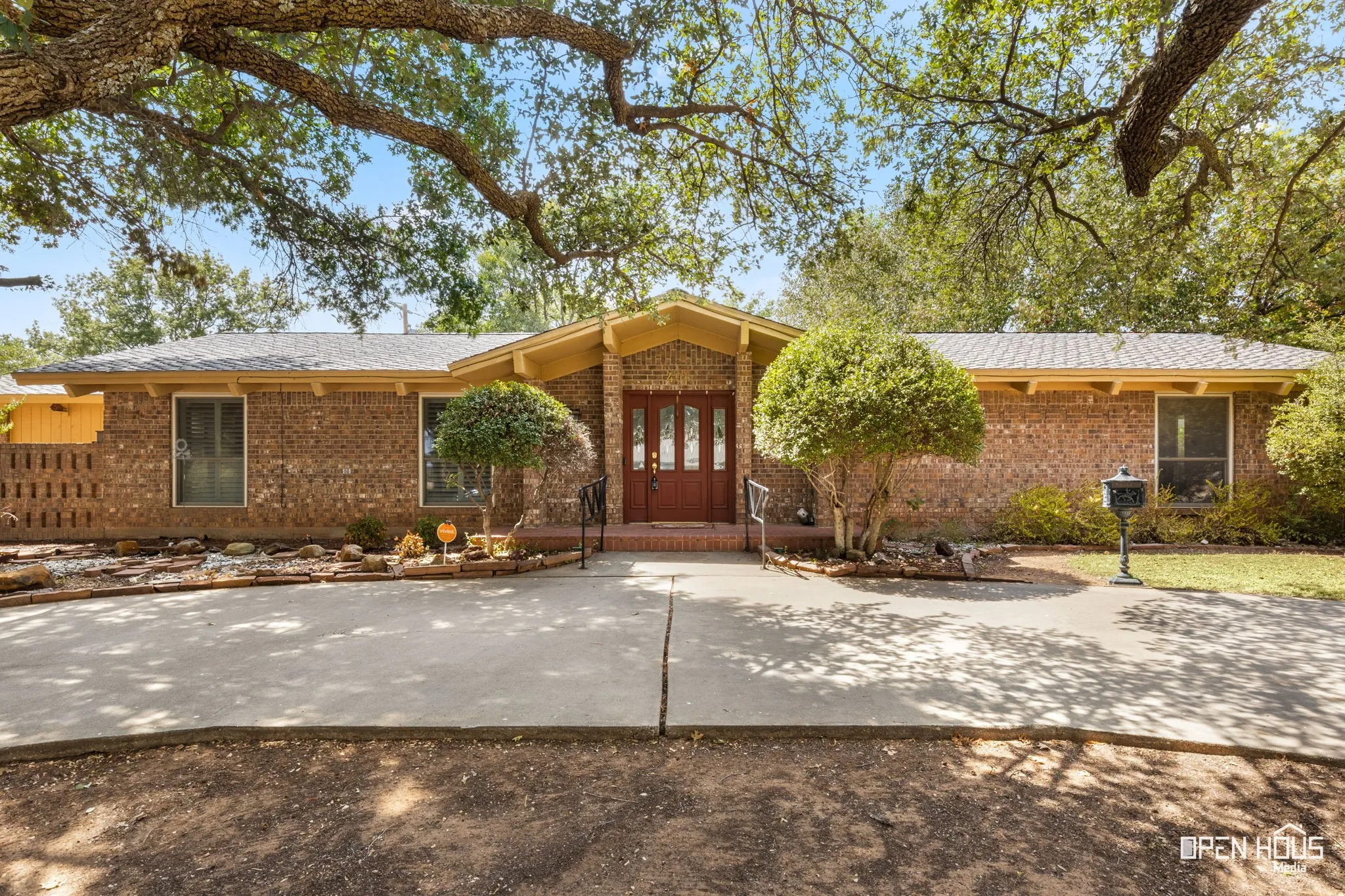 Single Family Residence For Sale in Clay County , 401 N Kay Street, Henrietta, Texas 76365, 3 Bedroom, 3 Bathroom, 3 Garage spaces, 2,645 Sqft, built in 1975, mls#21371474, Real Estate Agent in Henrietta, Homes For Sale in Clay county, Homes For Sale in Henrietta, Realtor in Henrietta Texas, Real Estate Brokerage Independent Realty Texas, Luminita Cordes Realtor