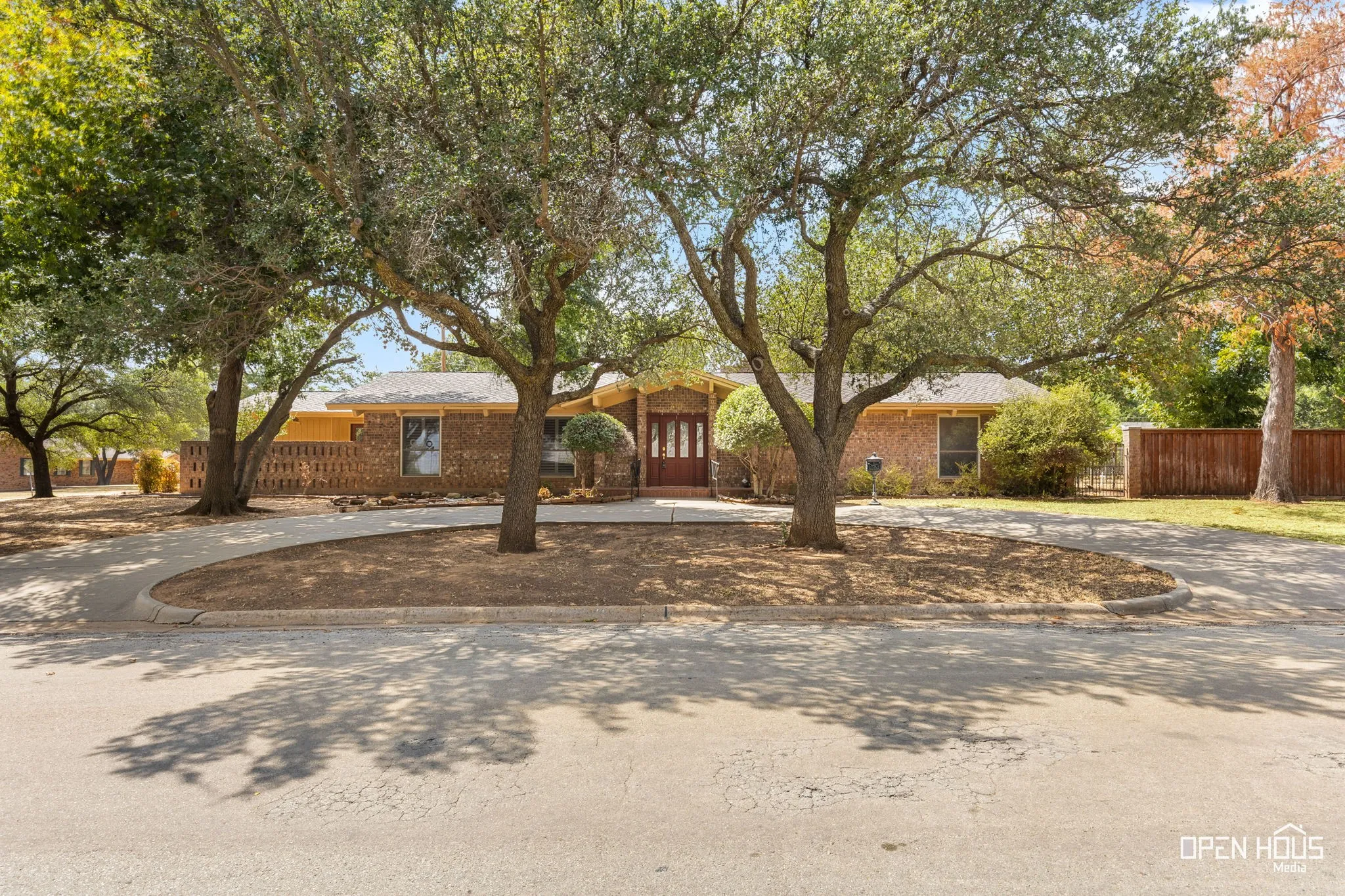 Single Family Residence For Sale in Clay County , 401 N Kay Street, Henrietta, Texas 76365, 3 Bedroom, 3 Bathroom, 3 Garage spaces, 2,645 Sqft, built in 1975, mls#21371474, Real Estate Agent in Henrietta, Homes For Sale in Clay county, Homes For Sale in Henrietta, Realtor in Henrietta Texas, Real Estate Brokerage Independent Realty Texas, Luminita Cordes Realtor