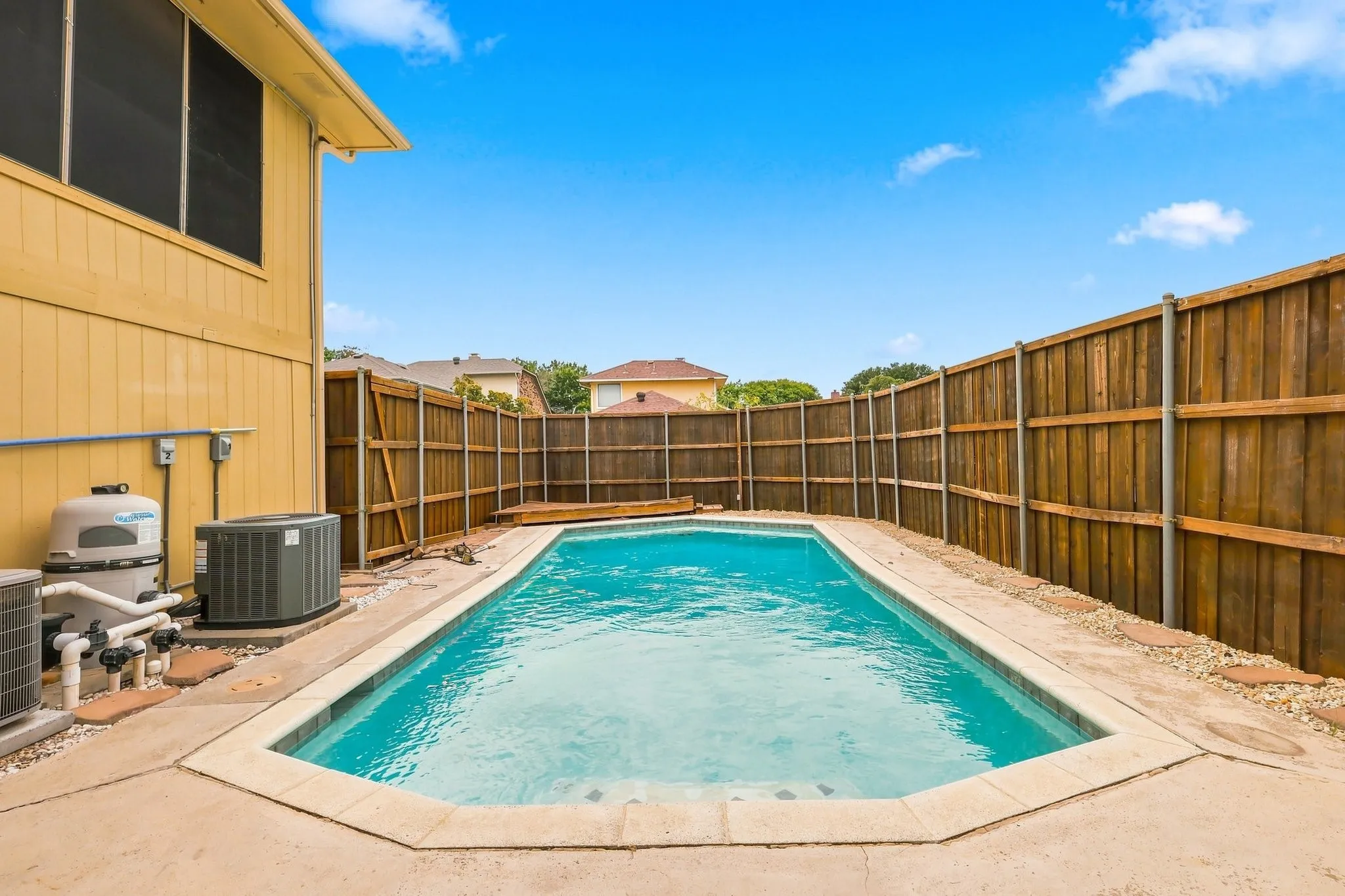 Single Family Residence For Sale in Denton County , 2923 Menlo Park Lane, Carrollton, Texas 75007, 3 Bedroom, 2 Bathroom, 2 Garage spaces, 1,840 Sqft, built in 1986, mls#21367609, Real Estate Agent in Carrollton, Homes For Sale in Denton county, Homes For Sale in Carrollton, Realtor in Carrollton Texas, Real Estate Brokerage Independent Realty Texas, Luminita Cordes Realtor