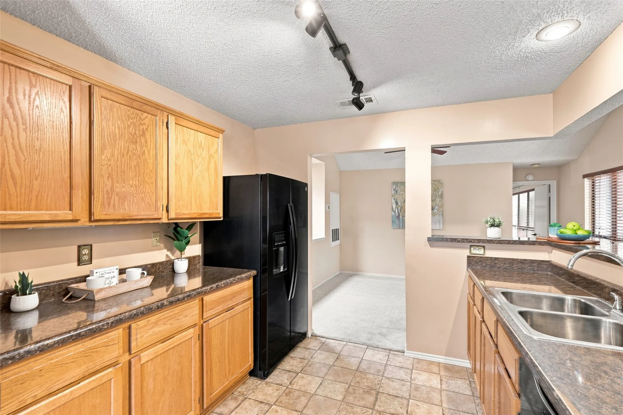 Single Family Residence For Sale in Denton County , 2923 Menlo Park Lane, Carrollton, Texas 75007, 3 Bedroom, 2 Bathroom, 2 Garage spaces, 1,840 Sqft, built in 1986, mls#21367609, Real Estate Agent in Carrollton, Homes For Sale in Denton county, Homes For Sale in Carrollton, Realtor in Carrollton Texas, Real Estate Brokerage Independent Realty Texas, Luminita Cordes Realtor