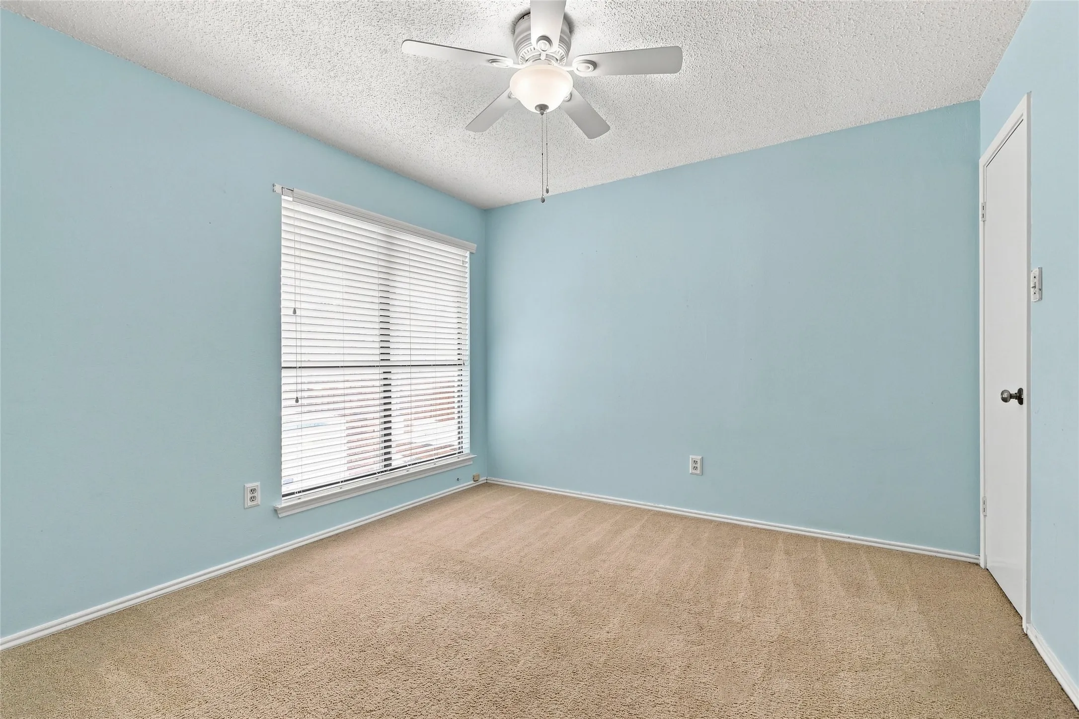 Single Family Residence For Sale in Denton County , 2923 Menlo Park Lane, Carrollton, Texas 75007, 3 Bedroom, 2 Bathroom, 2 Garage spaces, 1,840 Sqft, built in 1986, mls#21367609, Real Estate Agent in Carrollton, Homes For Sale in Denton county, Homes For Sale in Carrollton, Realtor in Carrollton Texas, Real Estate Brokerage Independent Realty Texas, Luminita Cordes Realtor