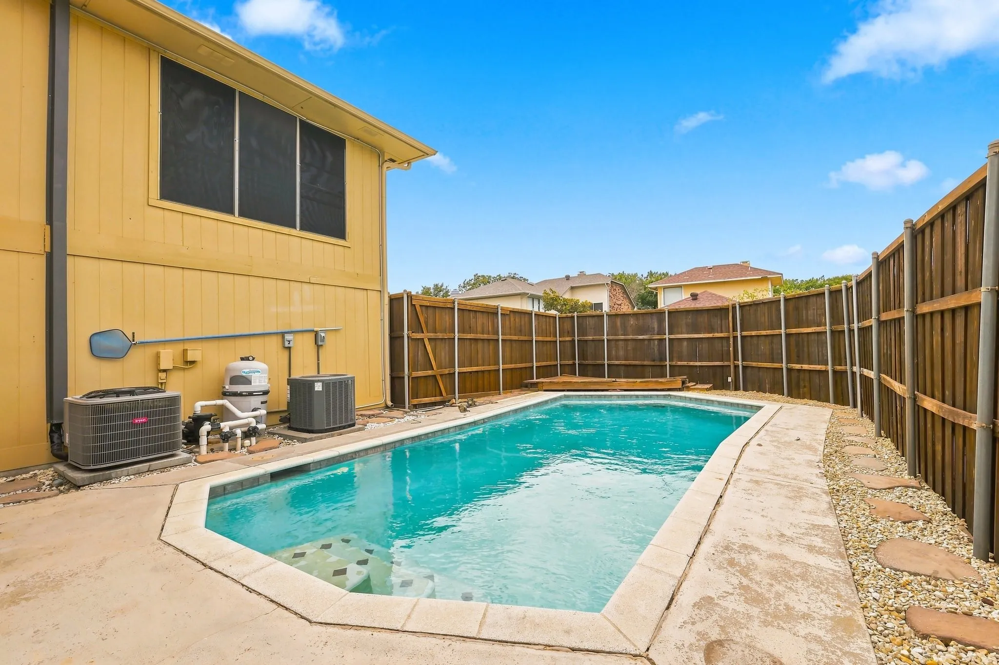 Single Family Residence For Sale in Denton County , 2923 Menlo Park Lane, Carrollton, Texas 75007, 3 Bedroom, 2 Bathroom, 2 Garage spaces, 1,840 Sqft, built in 1986, mls#21367609, Real Estate Agent in Carrollton, Homes For Sale in Denton county, Homes For Sale in Carrollton, Realtor in Carrollton Texas, Real Estate Brokerage Independent Realty Texas, Luminita Cordes Realtor