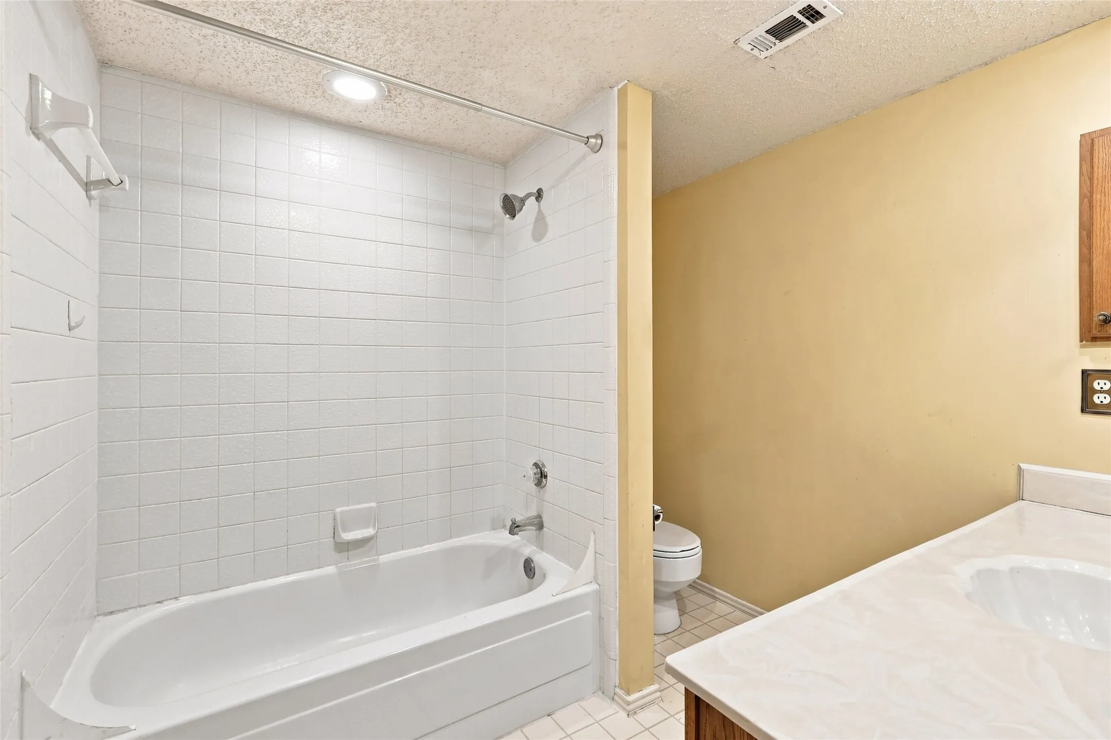 Single Family Residence For Sale in Denton County , 2923 Menlo Park Lane, Carrollton, Texas 75007, 3 Bedroom, 2 Bathroom, 2 Garage spaces, 1,840 Sqft, built in 1986, mls#21367609, Real Estate Agent in Carrollton, Homes For Sale in Denton county, Homes For Sale in Carrollton, Realtor in Carrollton Texas, Real Estate Brokerage Independent Realty Texas, Luminita Cordes Realtor